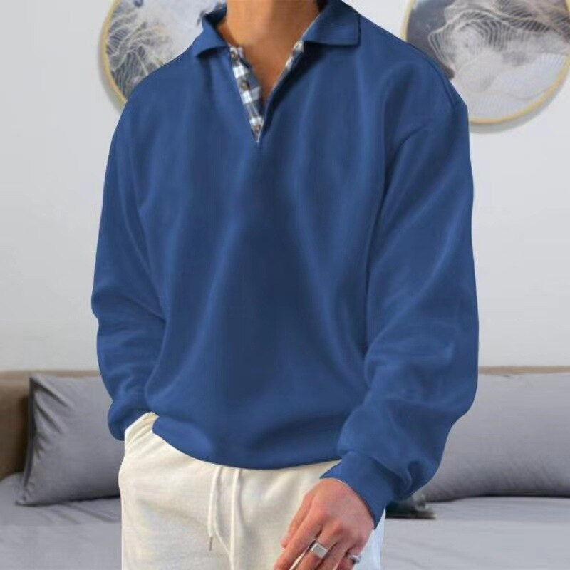 Pull léger à manches longues pour homme, de couleur bleue avec un col polo à motif carreaux. Ce modèle moderne et élégant est idéal pour un look décontracté et confortable, parfait pour les journées d'été.