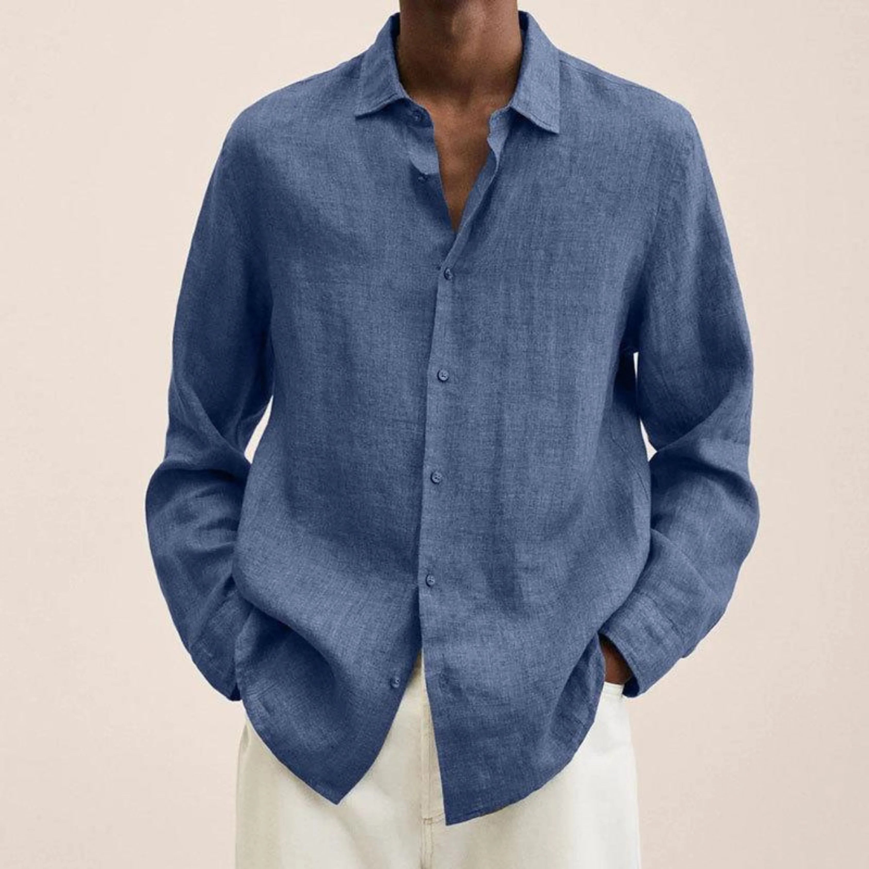 Chemise légère pour homme à coupe classique, tissu aéré et col structuré, adaptée aux tenues décontractées et formelles.