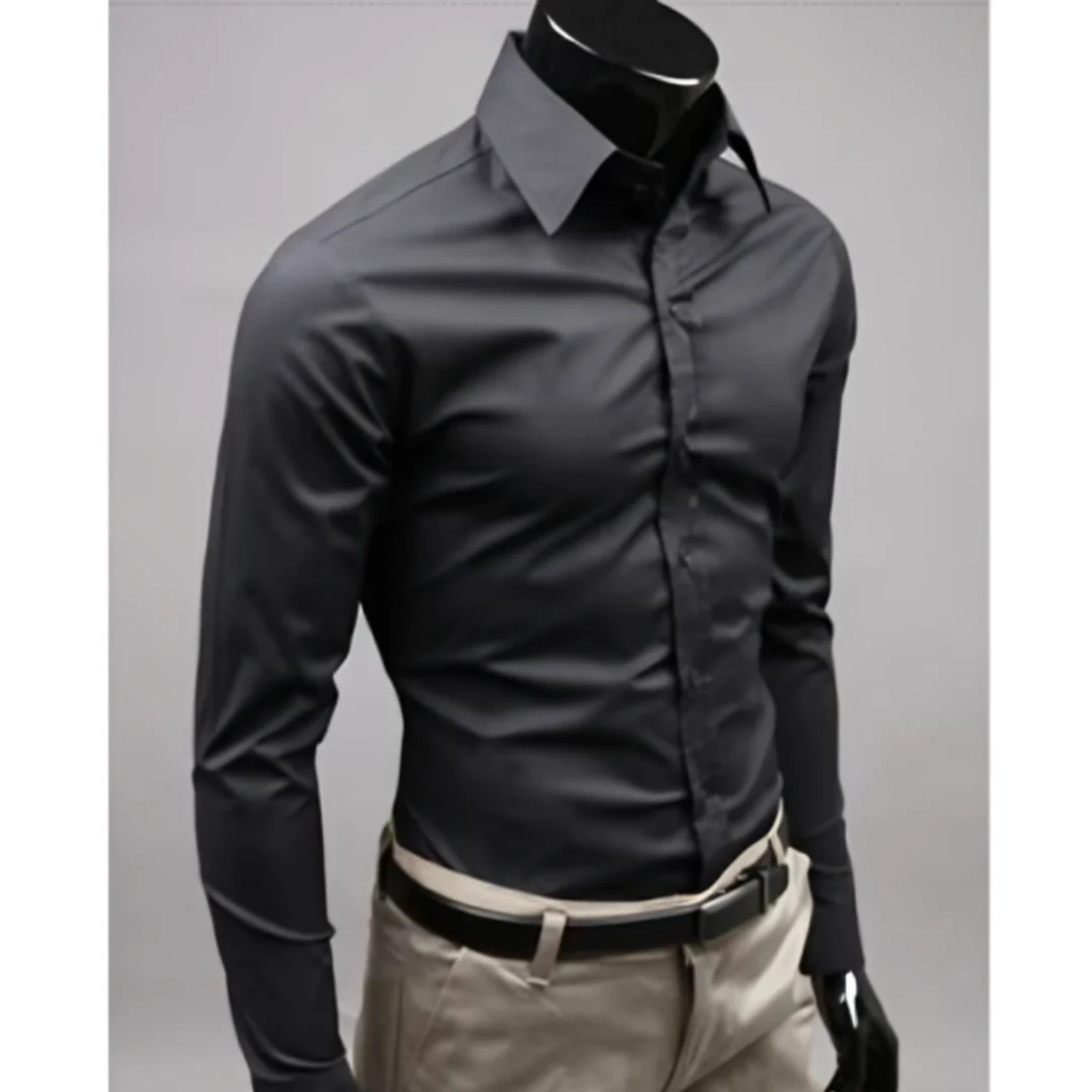 Chemise Cassien ajustée pour homme, coupe structurée et ligne moderne adaptée aux tenues polyvalentes.