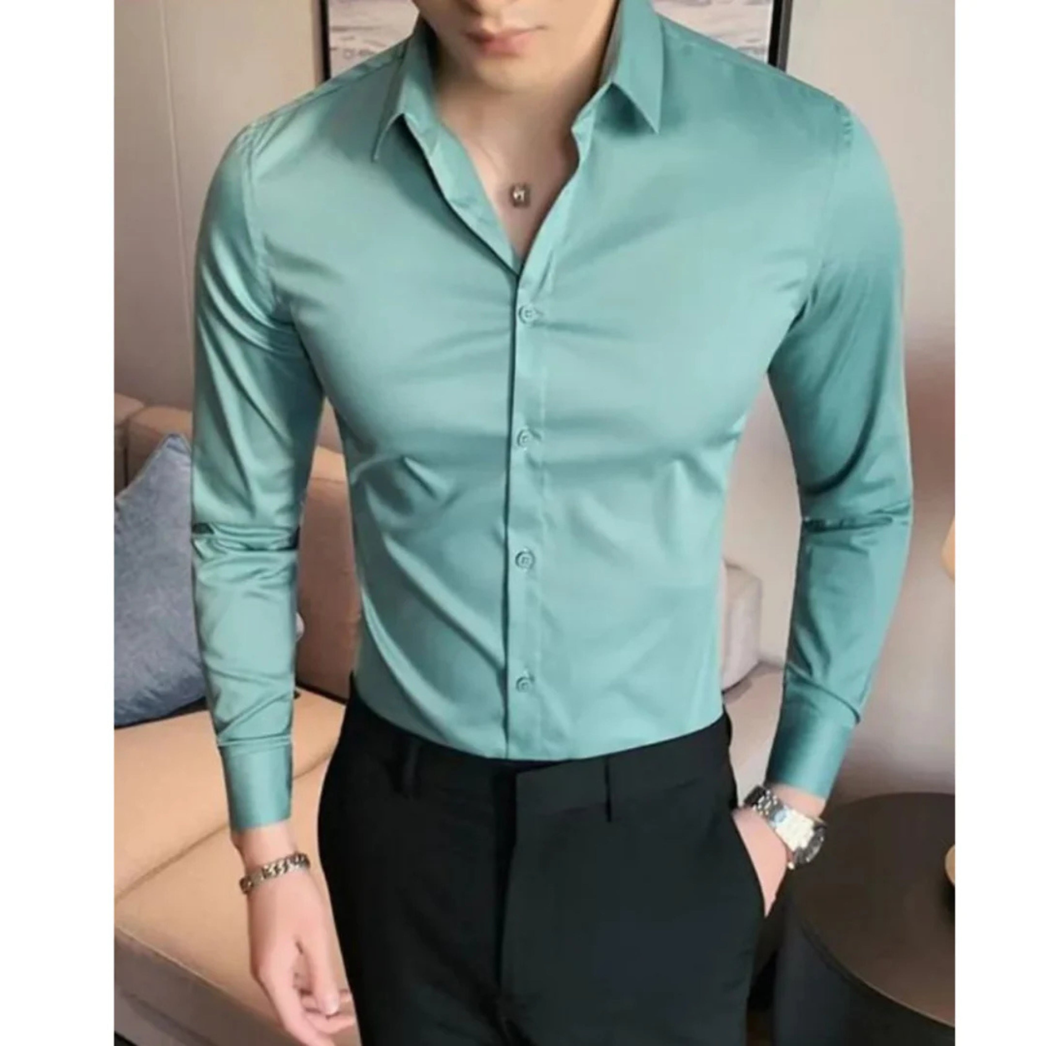 Chemise Cassien ajustée pour homme, coupe structurée et ligne moderne adaptée aux tenues polyvalentes.