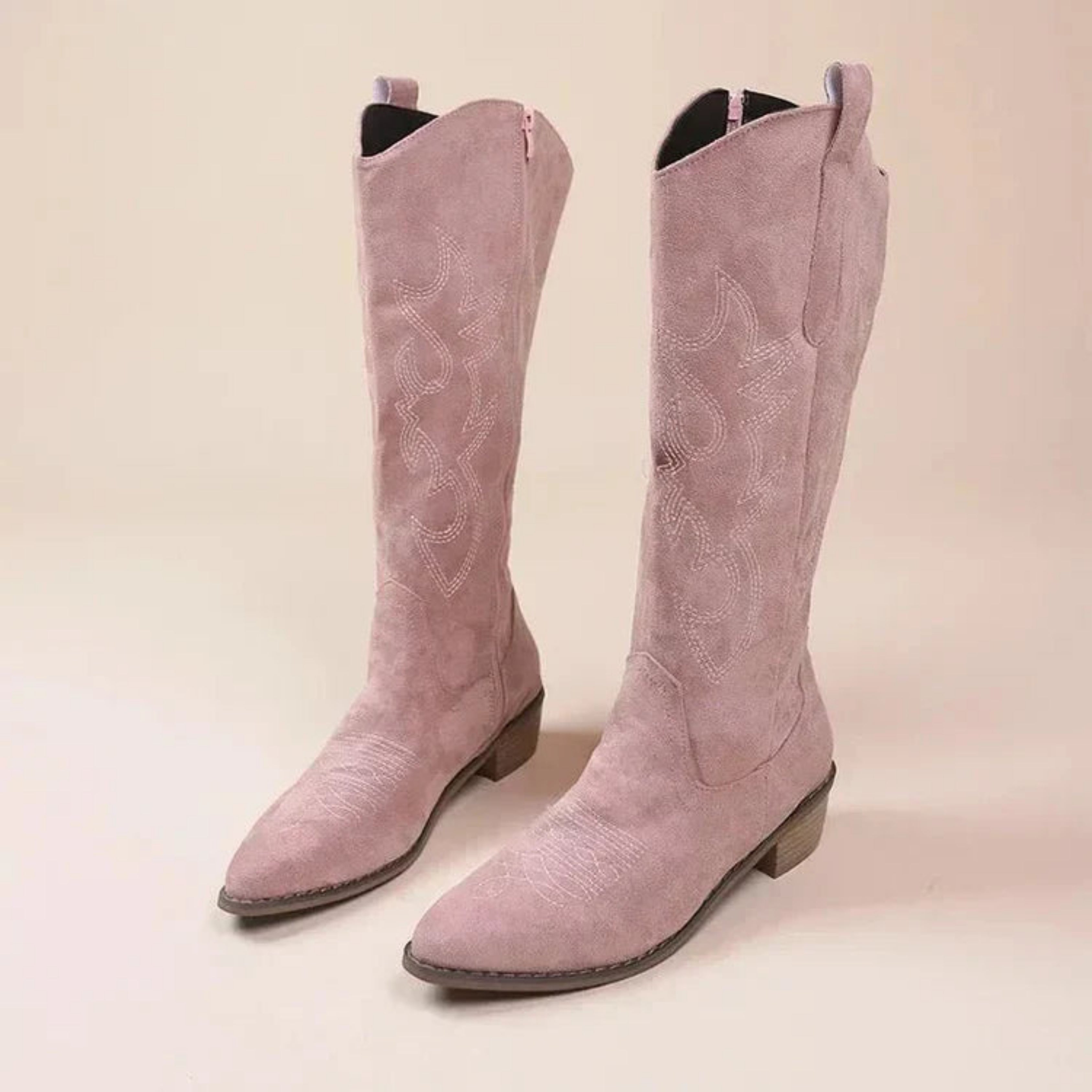 Bottes cowgirl Lucetta pour femme, broderies travaillées et talon bas confortable adapté aux tenues automnales.