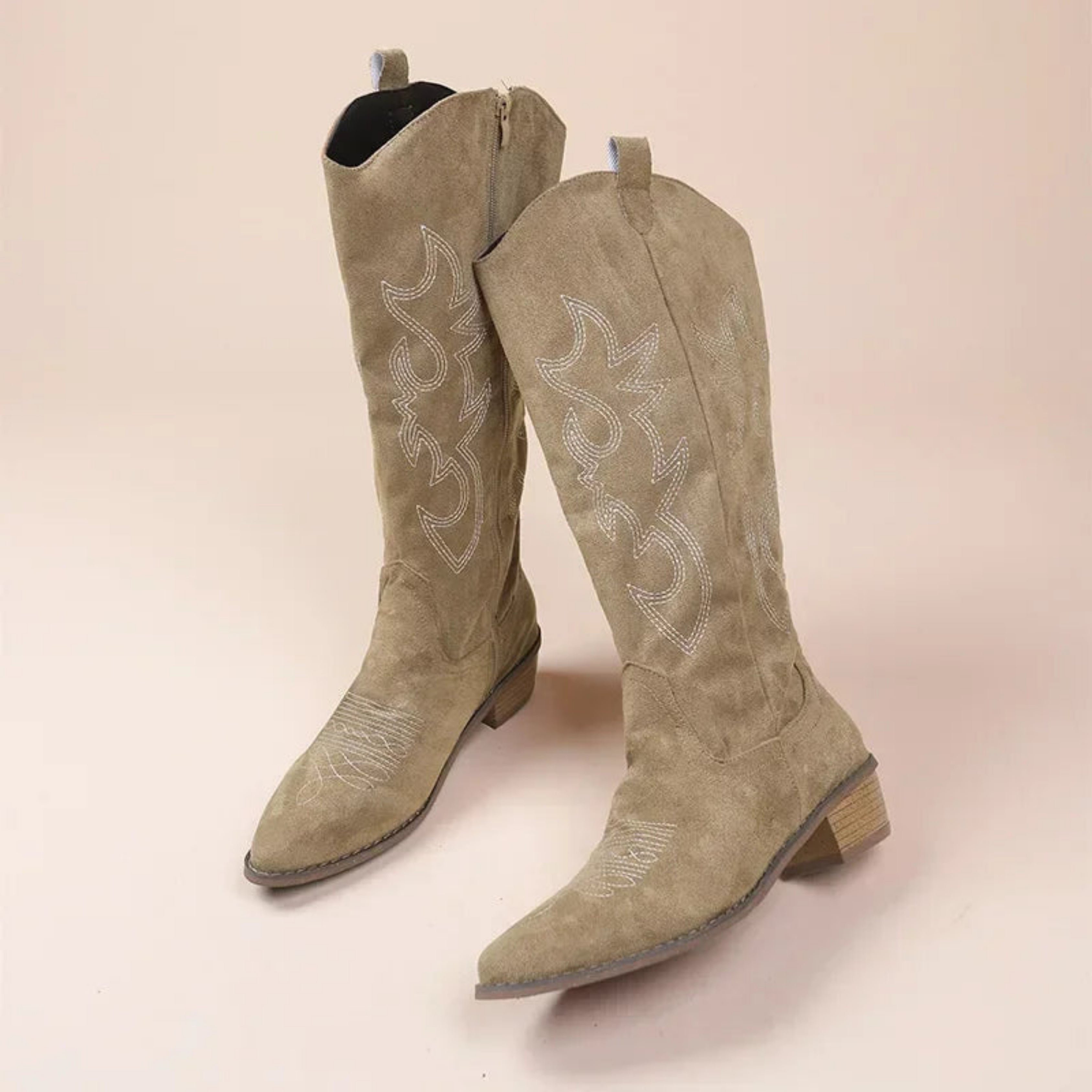 Bottes cowgirl Lucetta pour femme, broderies travaillées et talon bas confortable adapté aux tenues automnales.