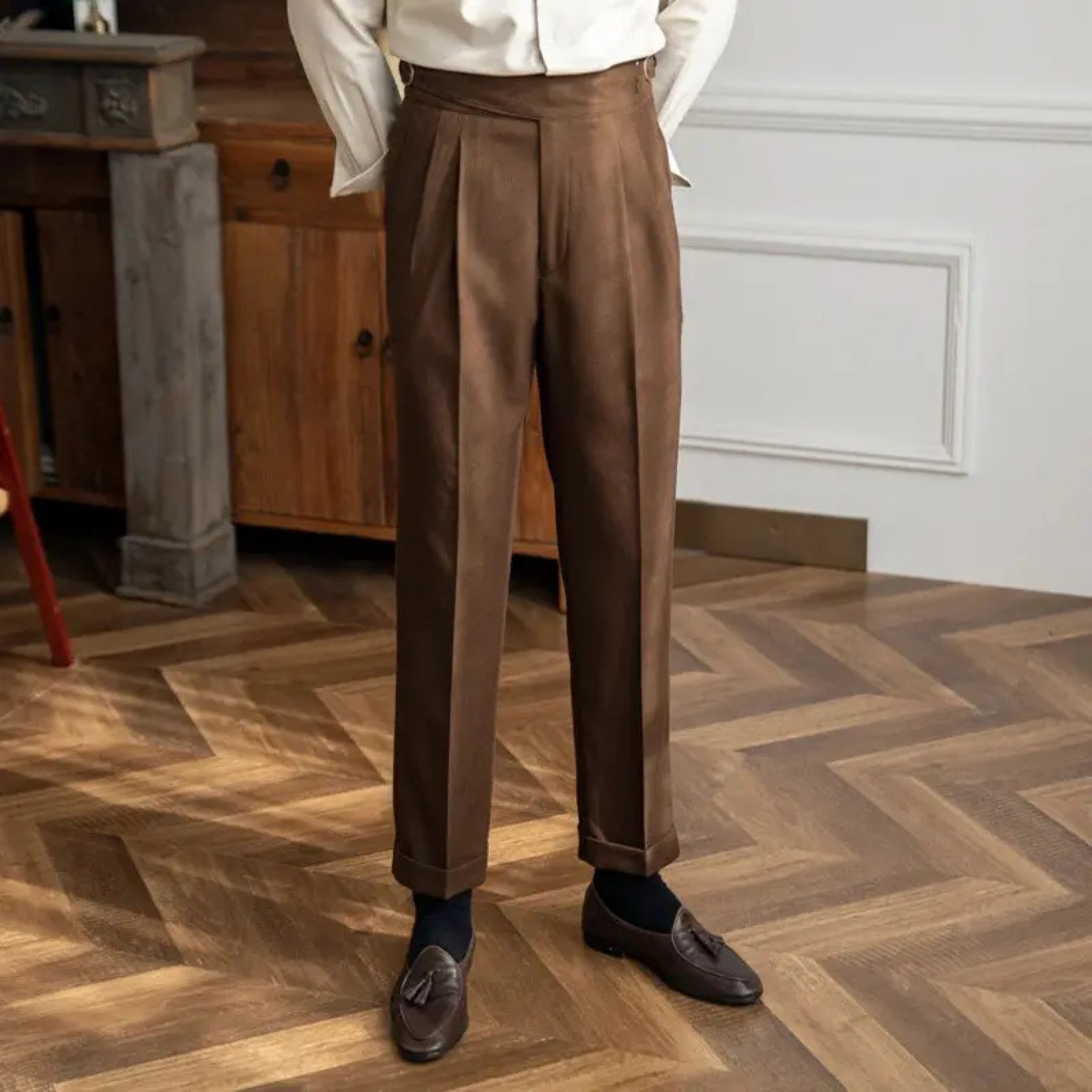 Pantalon Yohan à coupe droite pour homme, ligne intemporelle et finitions soignées adaptées aux tenues polyvalentes.