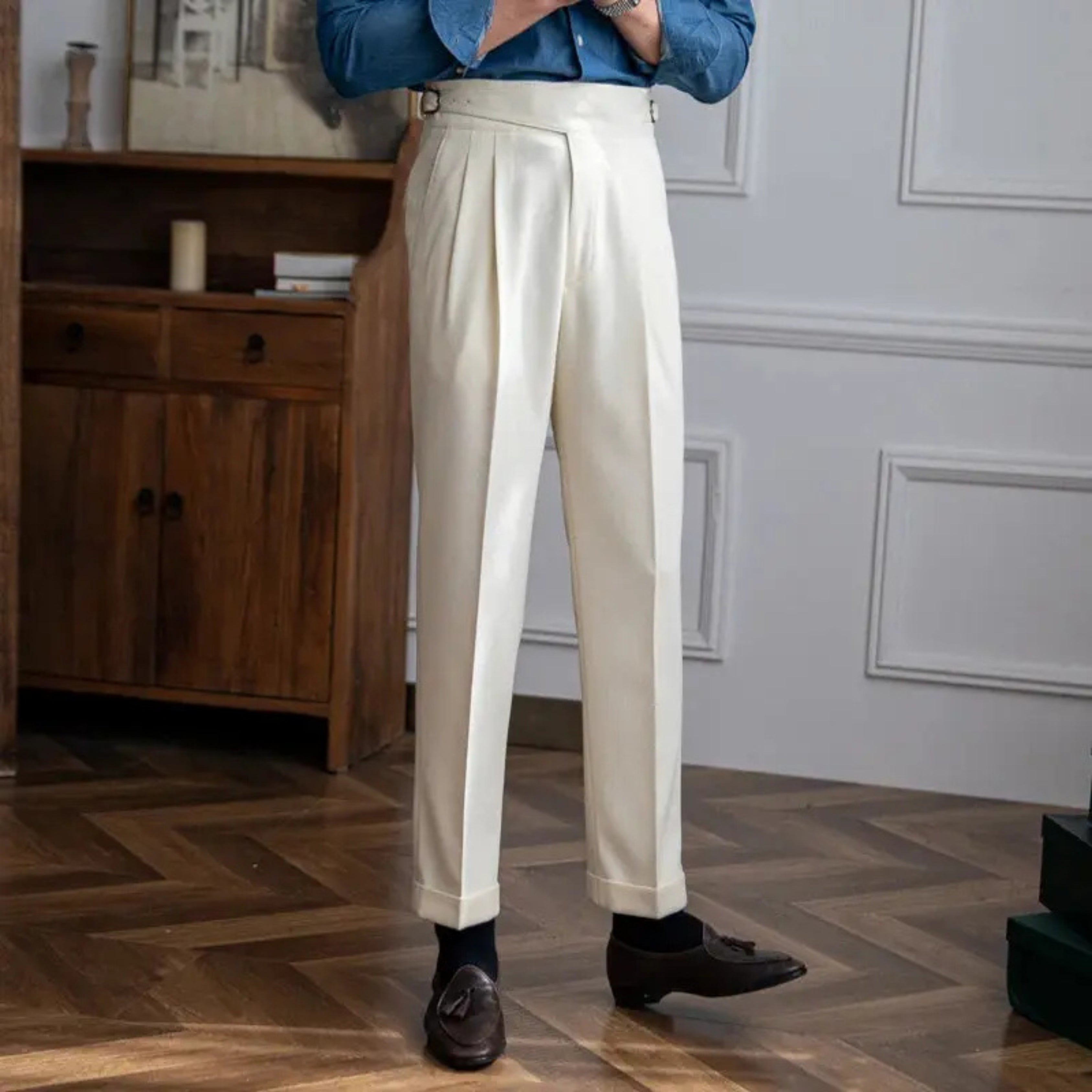 Pantalon Yohan à coupe droite pour homme, ligne intemporelle et finitions soignées adaptées aux tenues polyvalentes.