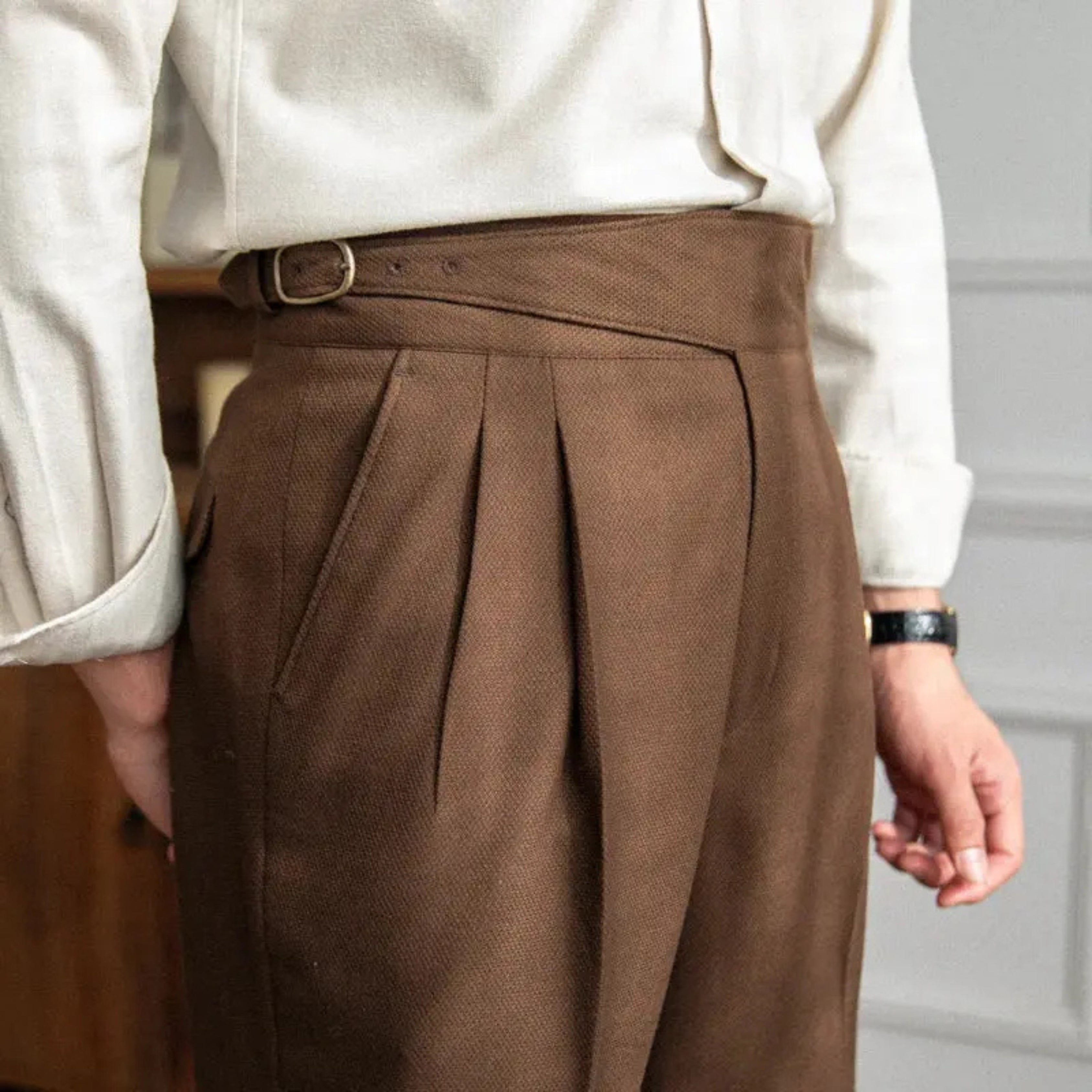 Pantalon Yohan à coupe droite pour homme, ligne intemporelle et finitions soignées adaptées aux tenues polyvalentes.