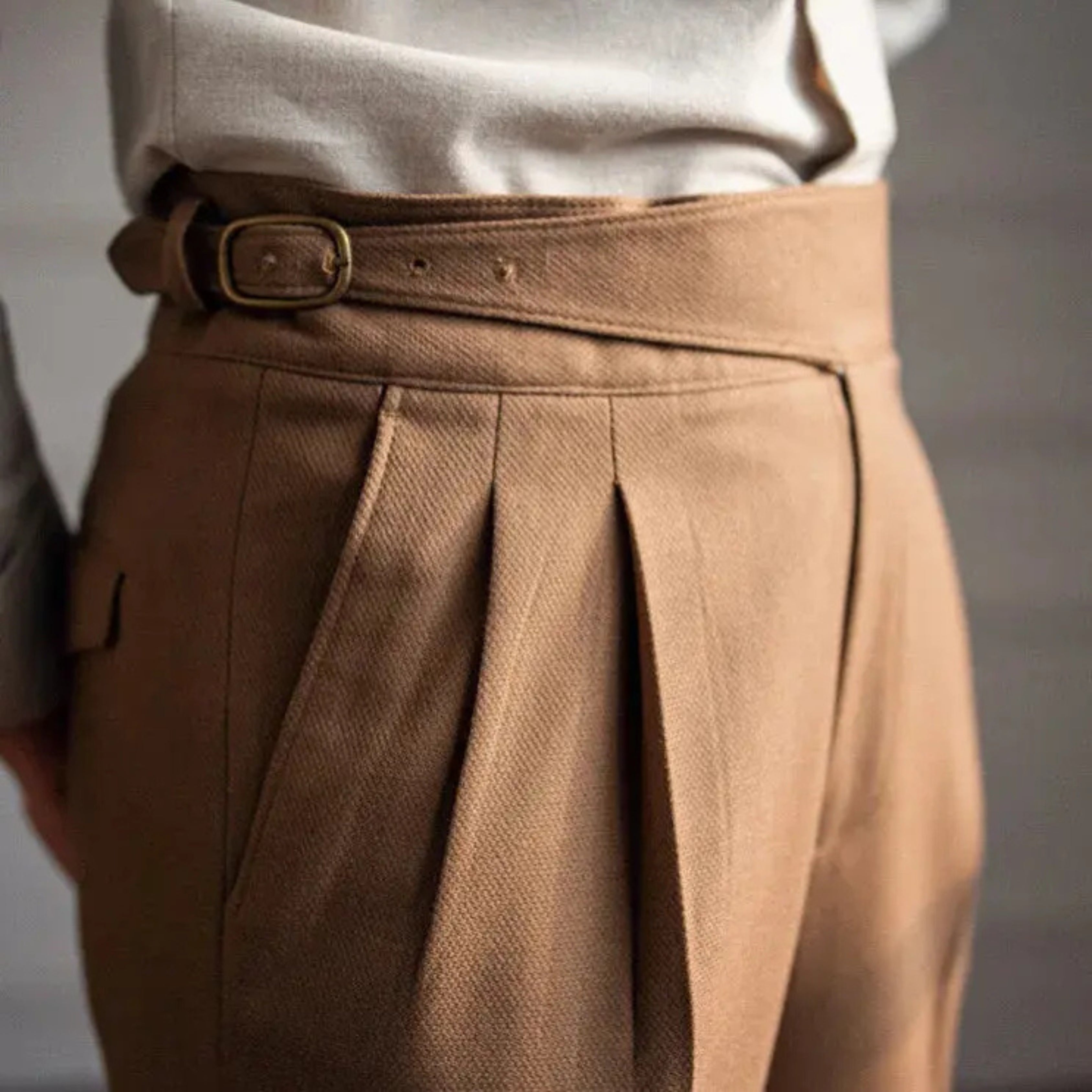 Pantalon Yohan à coupe droite pour homme, ligne intemporelle et finitions soignées adaptées aux tenues polyvalentes.