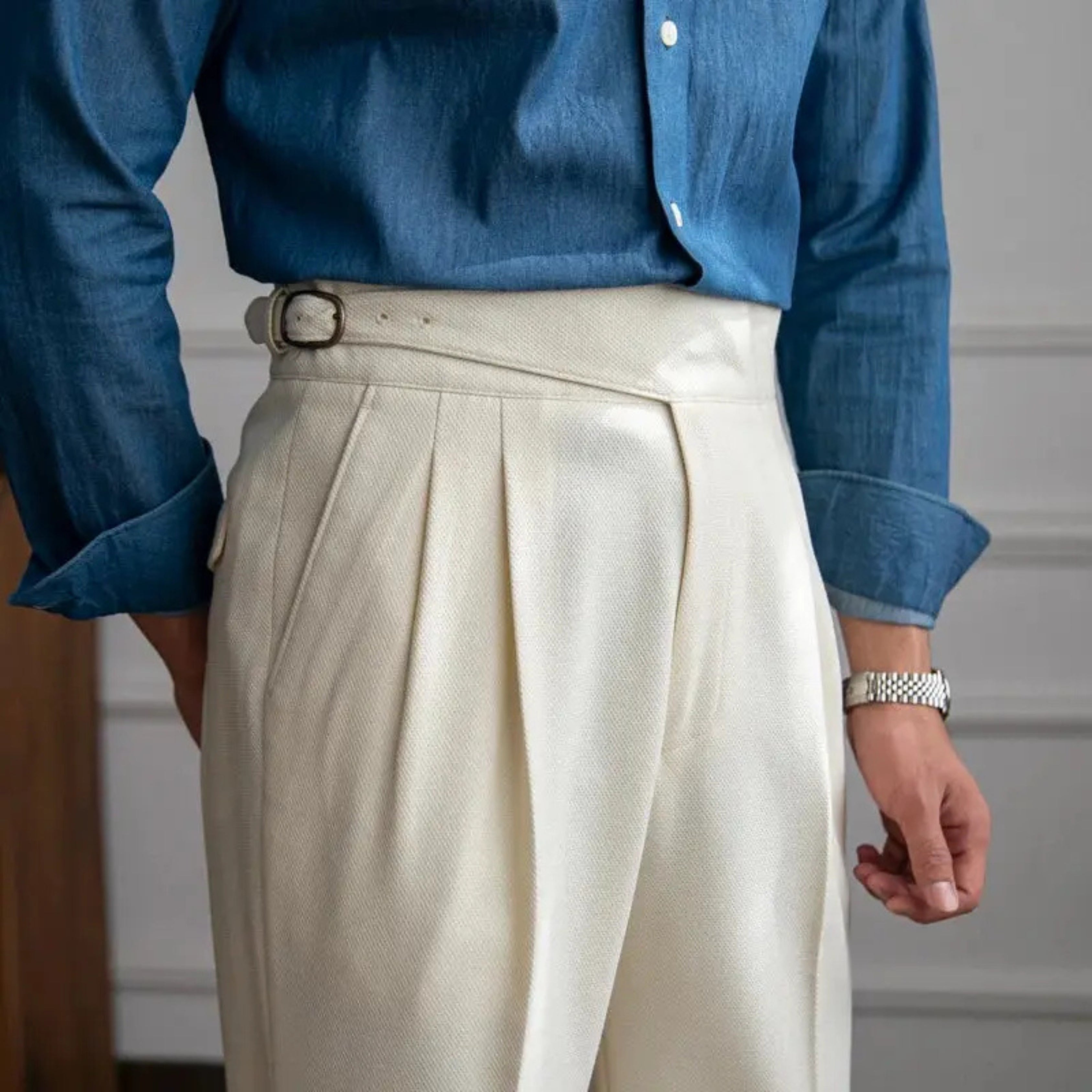 Pantalon Yohan à coupe droite pour homme, ligne intemporelle et finitions soignées adaptées aux tenues polyvalentes.