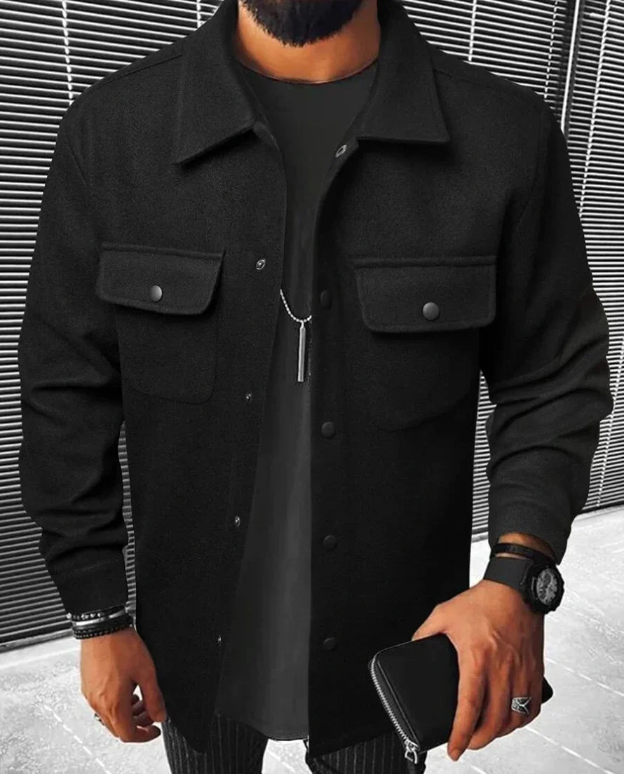 Chemise Jules oversize pour homme, manches longues et tissu fluide adaptés aux tenues polyvalentes.