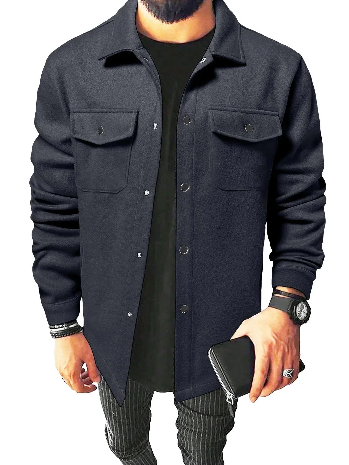 Chemise Jules oversize pour homme, manches longues et tissu fluide adaptés aux tenues polyvalentes.