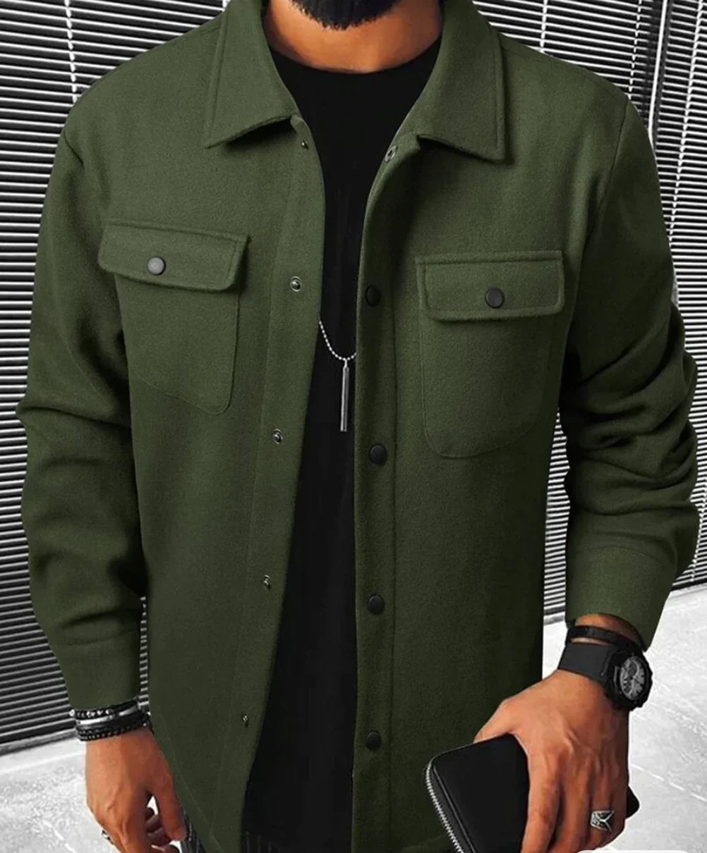 Chemise Jules oversize pour homme, manches longues et tissu fluide adaptés aux tenues polyvalentes.