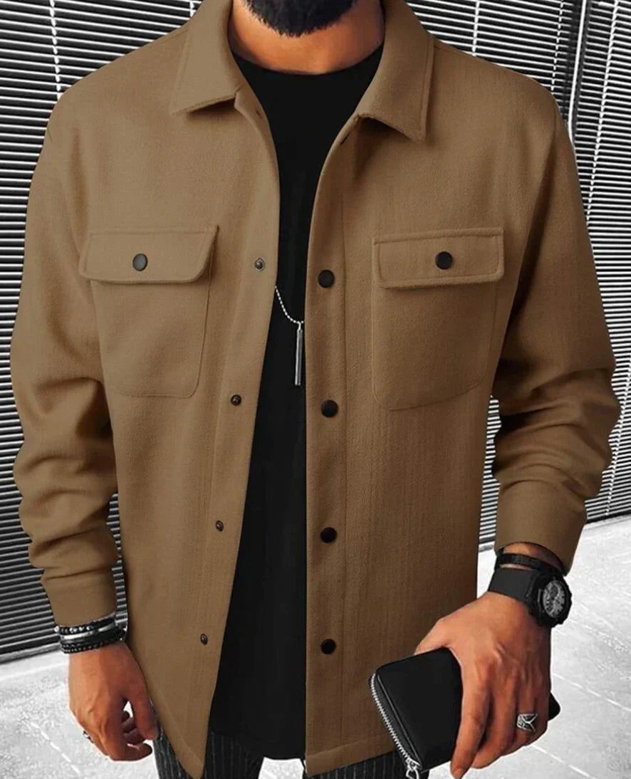 Chemise Jules oversize pour homme, manches longues et tissu fluide adaptés aux tenues polyvalentes.