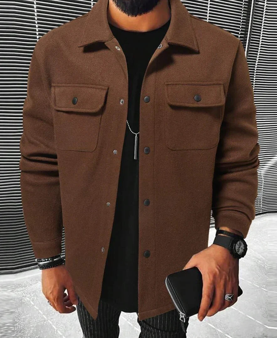 Chemise Jules oversize pour homme, manches longues et tissu fluide adaptés aux tenues polyvalentes.
