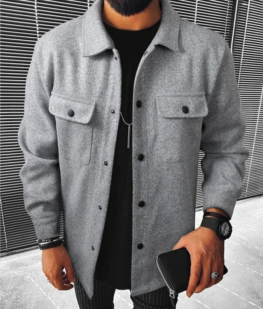 Chemise Jules oversize pour homme, manches longues et tissu fluide adaptés aux tenues polyvalentes.