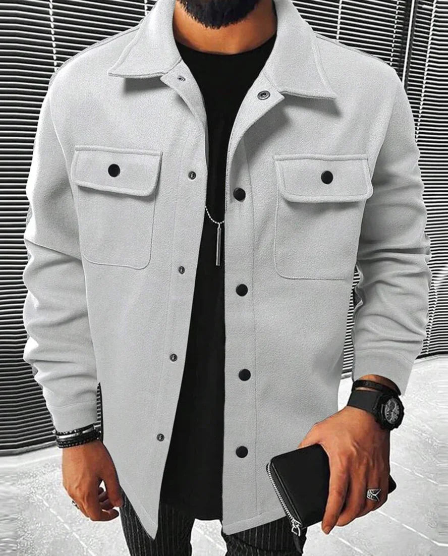 Chemise Jules oversize pour homme, manches longues et tissu fluide adaptés aux tenues polyvalentes.