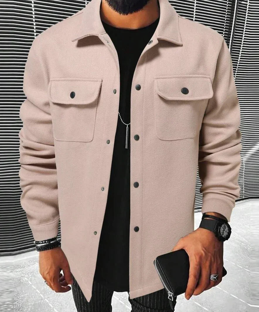 Chemise Jules oversize pour homme, manches longues et tissu fluide adaptés aux tenues polyvalentes.