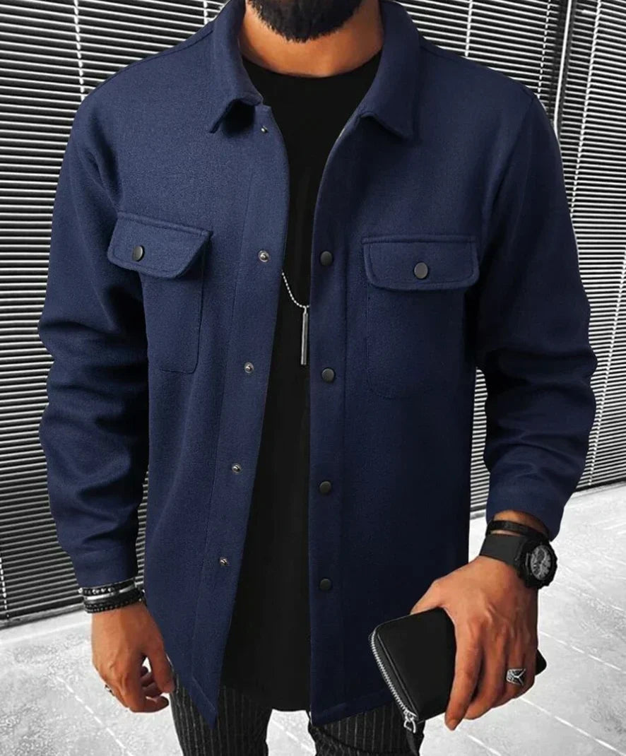 Chemise Jules oversize pour homme, manches longues et tissu fluide adaptés aux tenues polyvalentes.