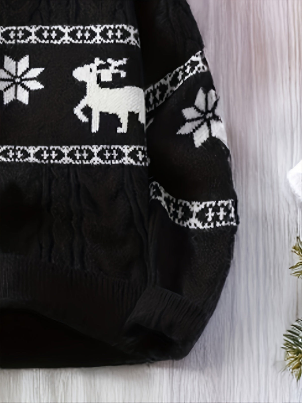 Men's Relaxed Cable Knit Christmas Sweater with Crew Neck and Ribbed Cuffs