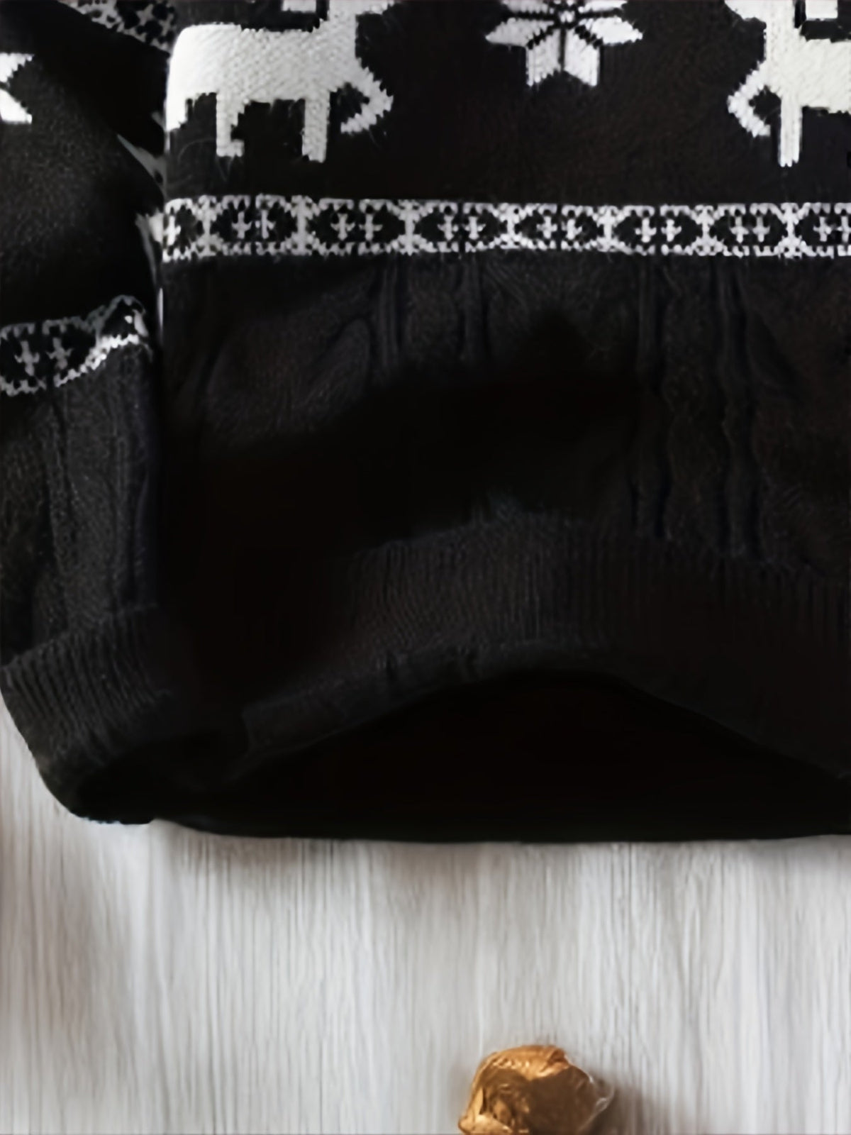 Men's Relaxed Cable Knit Christmas Sweater with Crew Neck and Ribbed Cuffs