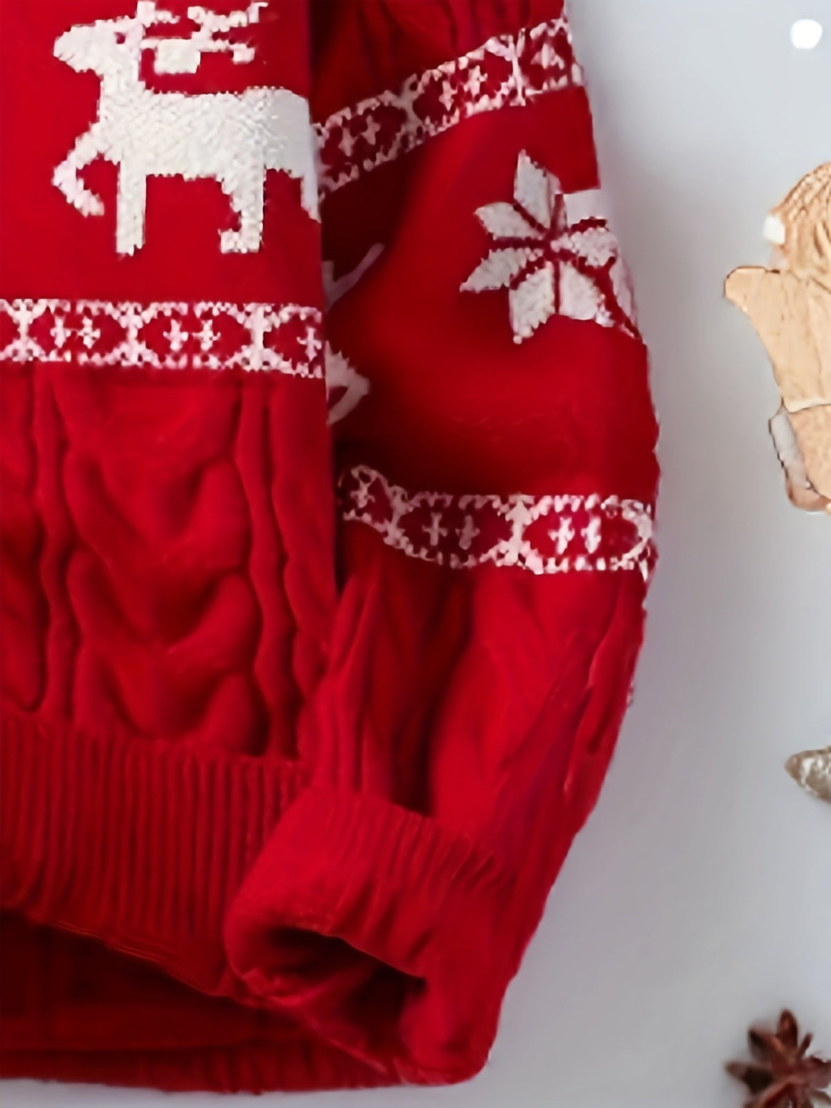 Men's Relaxed Cable Knit Christmas Sweater with Crew Neck and Ribbed Cuffs