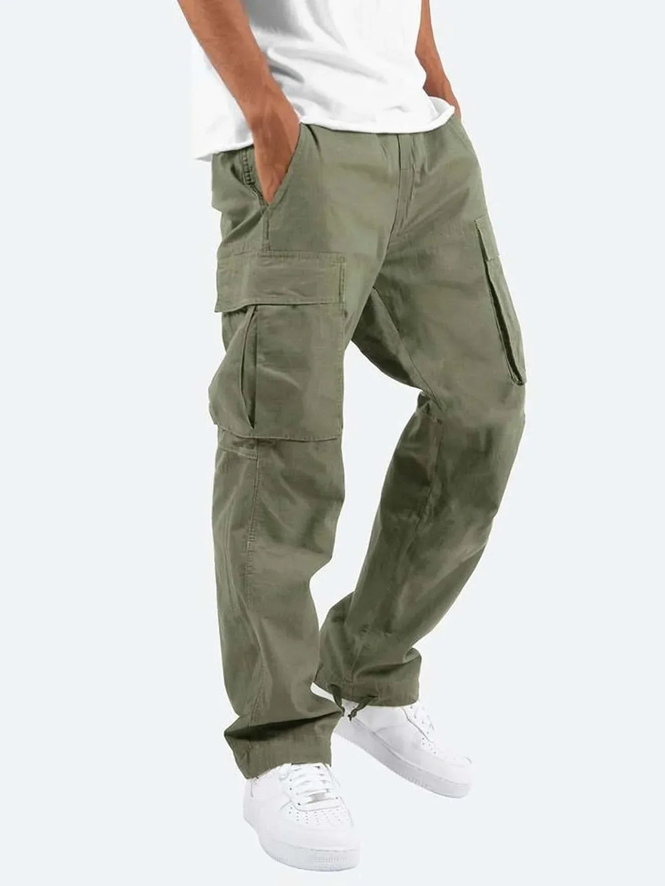 Pantalon droit homme Arsène tendance en coton kaki style cargo, avec poches latérales, porté avec un t-shirt blanc et des baskets blanches, sur fond clair.