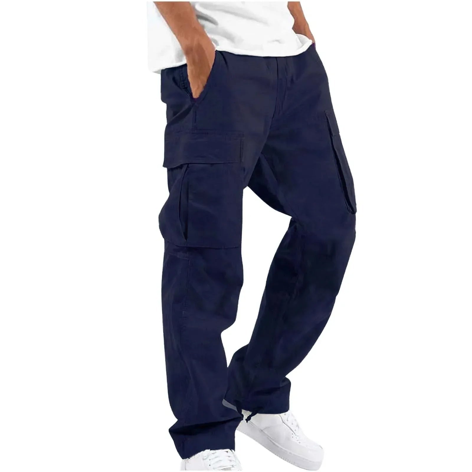 Pantalon droit homme Arsène tendance style cargo en coton bleu marine, avec poches latérales, porté avec un t-shirt blanc et des baskets blanches, sur fond clair.