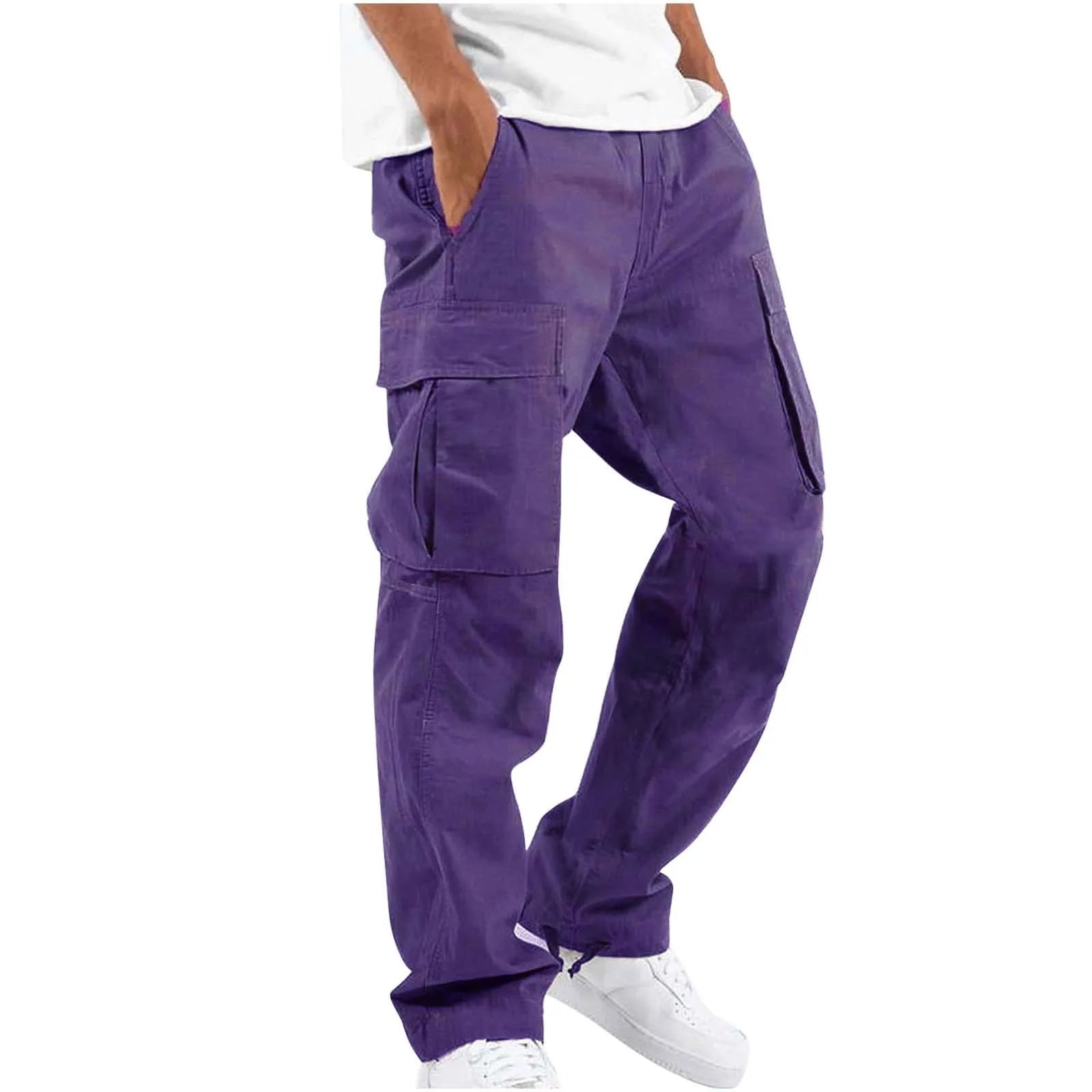 Pantalon droit homme Arsène tendance style cargo en coton violet, avec poches latérales, porté avec un t-shirt blanc et des baskets blanches, sur fond clair.