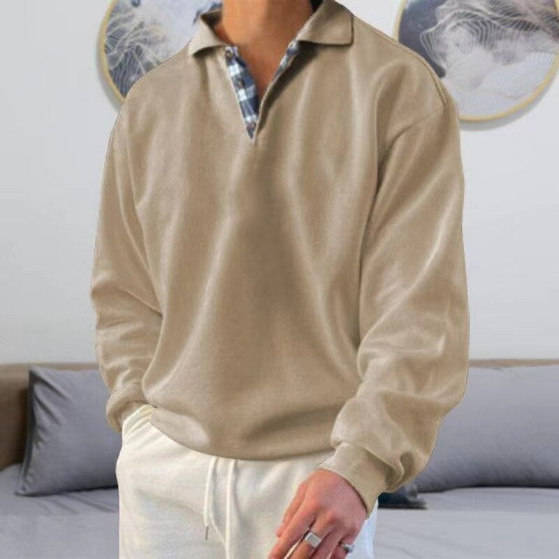 Pull léger à manches longues pour homme, de couleur bleue avec un col polo à motif carreaux. Idéal pour un look moderne et décontracté, il offre confort et style pour les journées d'été.