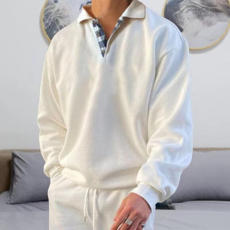 Pull léger à manches longues pour homme, de couleur blanche avec un col polo à motif carreaux. Ce modèle moderne et élégant est parfait pour une tenue décontractée et confortable pendant les journées d'été.