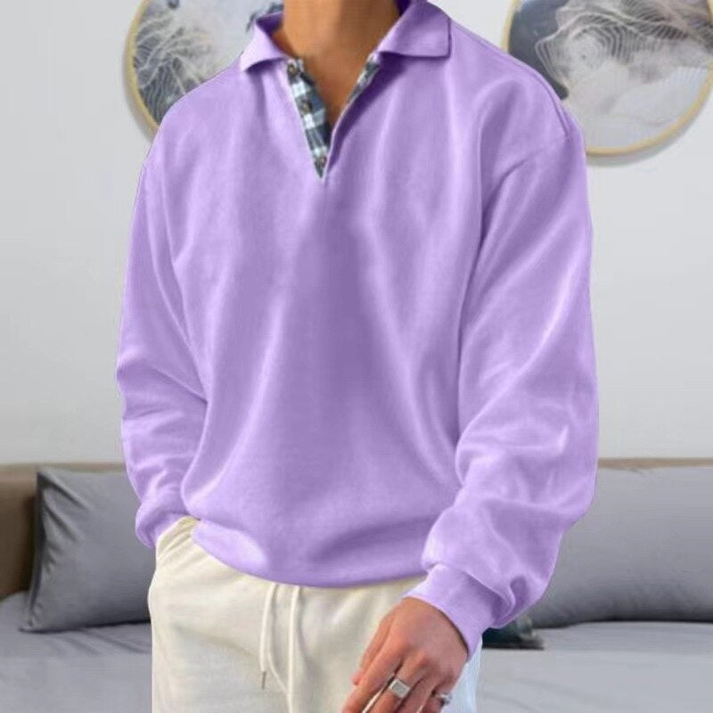 Pull léger à manches longues pour homme, de couleur lavande avec un col polo à motif carreaux. Ce modèle moderne et élégant est parfait pour un look décontracté et confortable, idéal pour l'été.