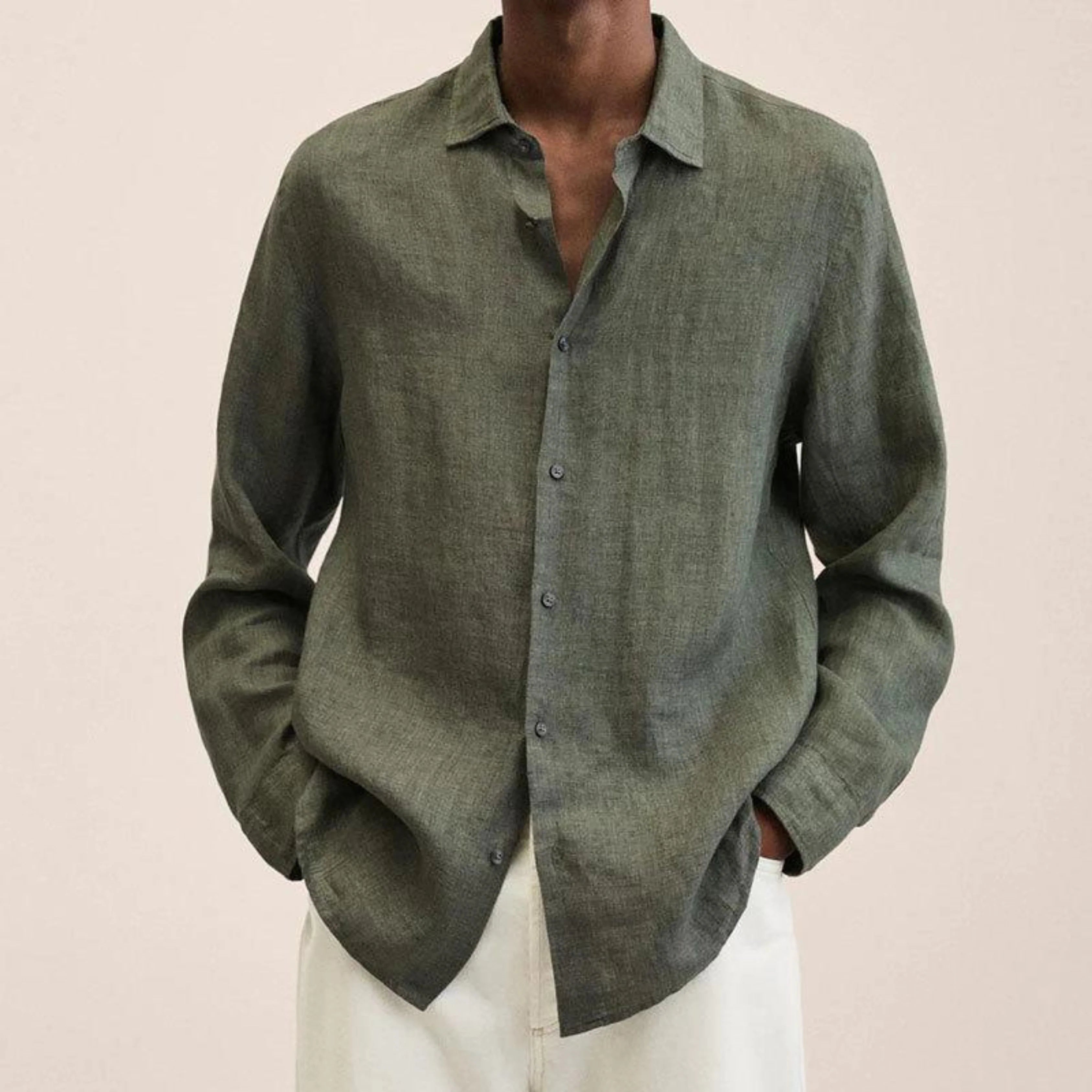 Chemise légère pour homme à coupe classique, tissu aéré et col structuré, adaptée aux tenues décontractées et formelles.