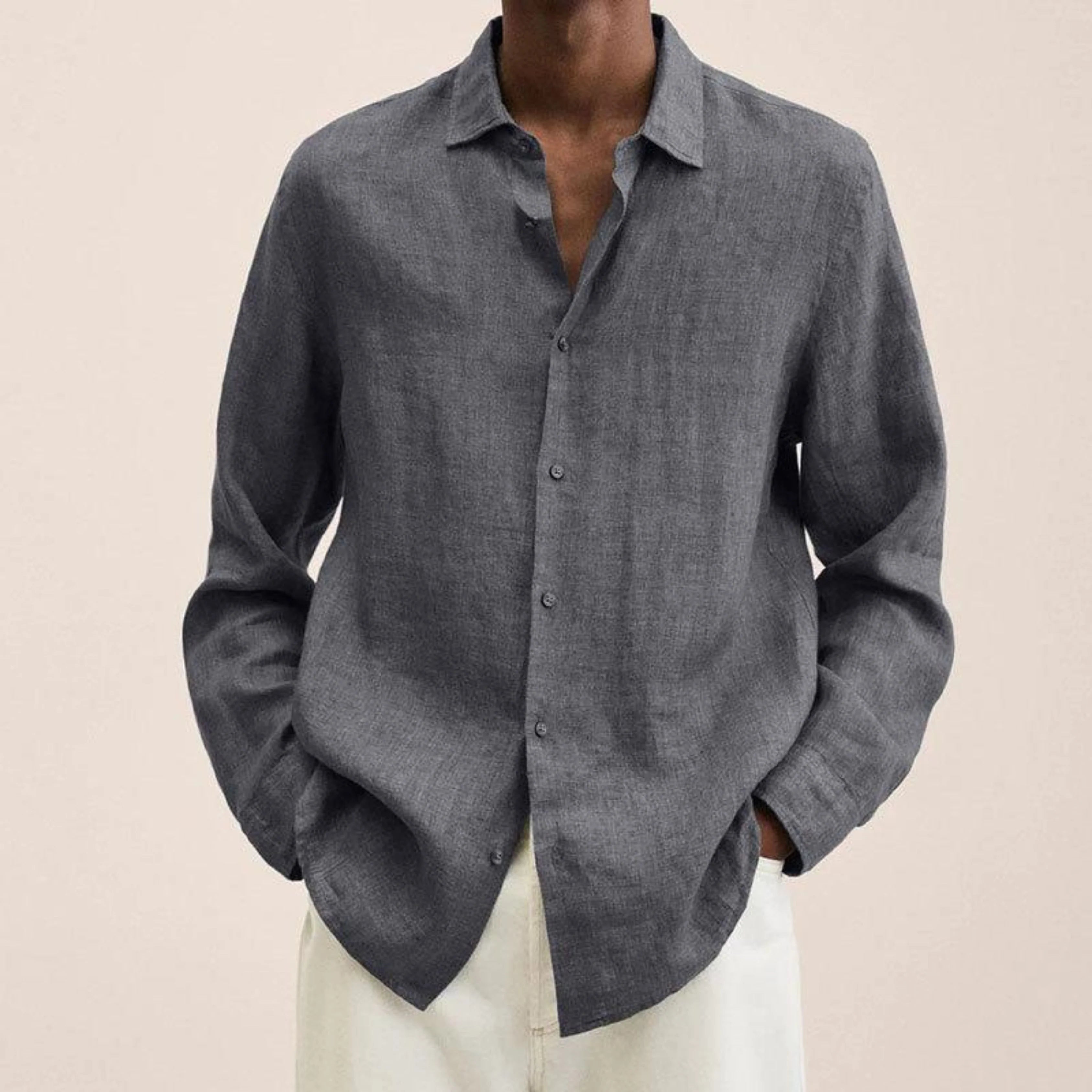 Chemise légère pour homme à coupe classique, tissu aéré et col structuré, adaptée aux tenues décontractées et formelles.
