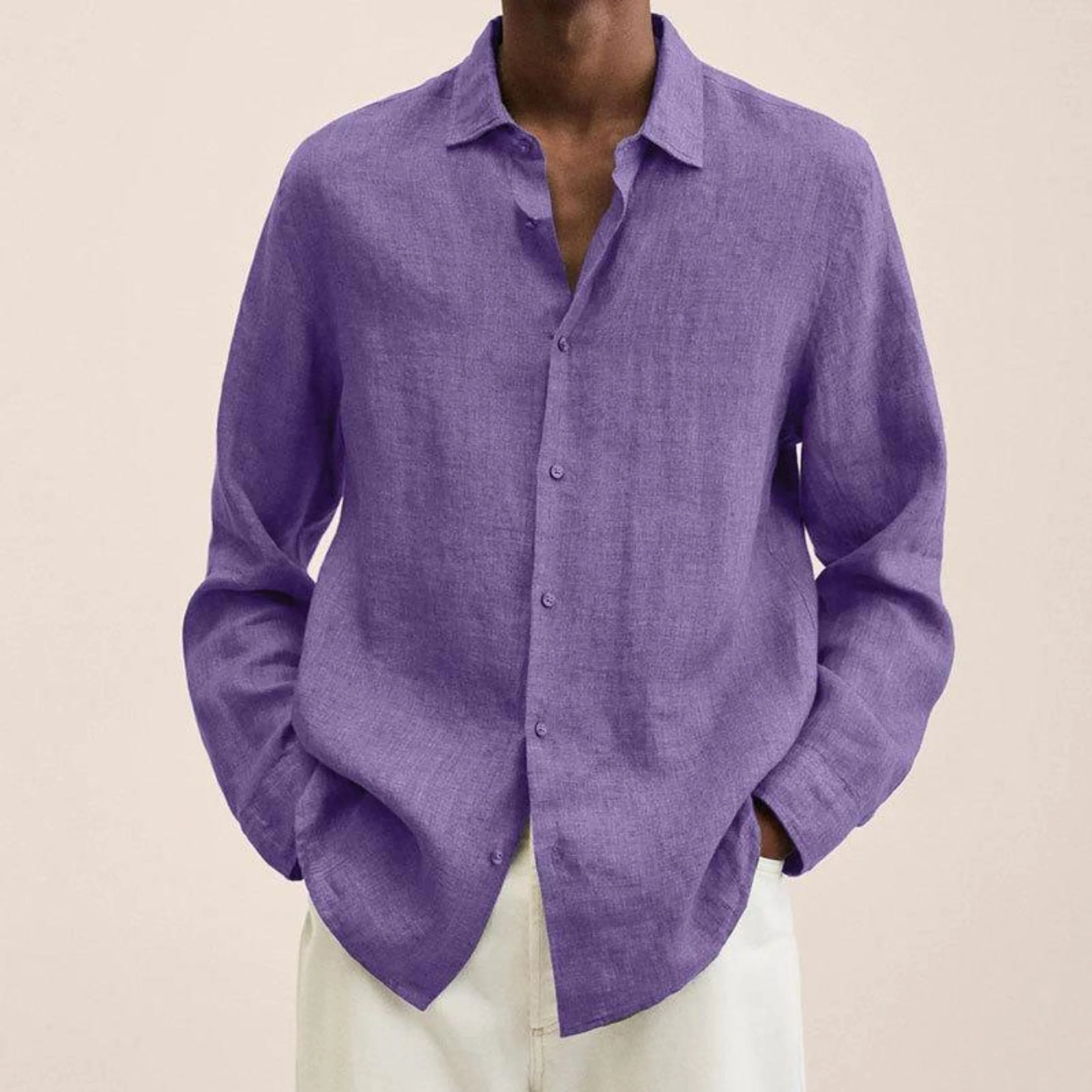 Chemise légère pour homme à coupe classique, tissu aéré et col structuré, adaptée aux tenues décontractées et formelles.
