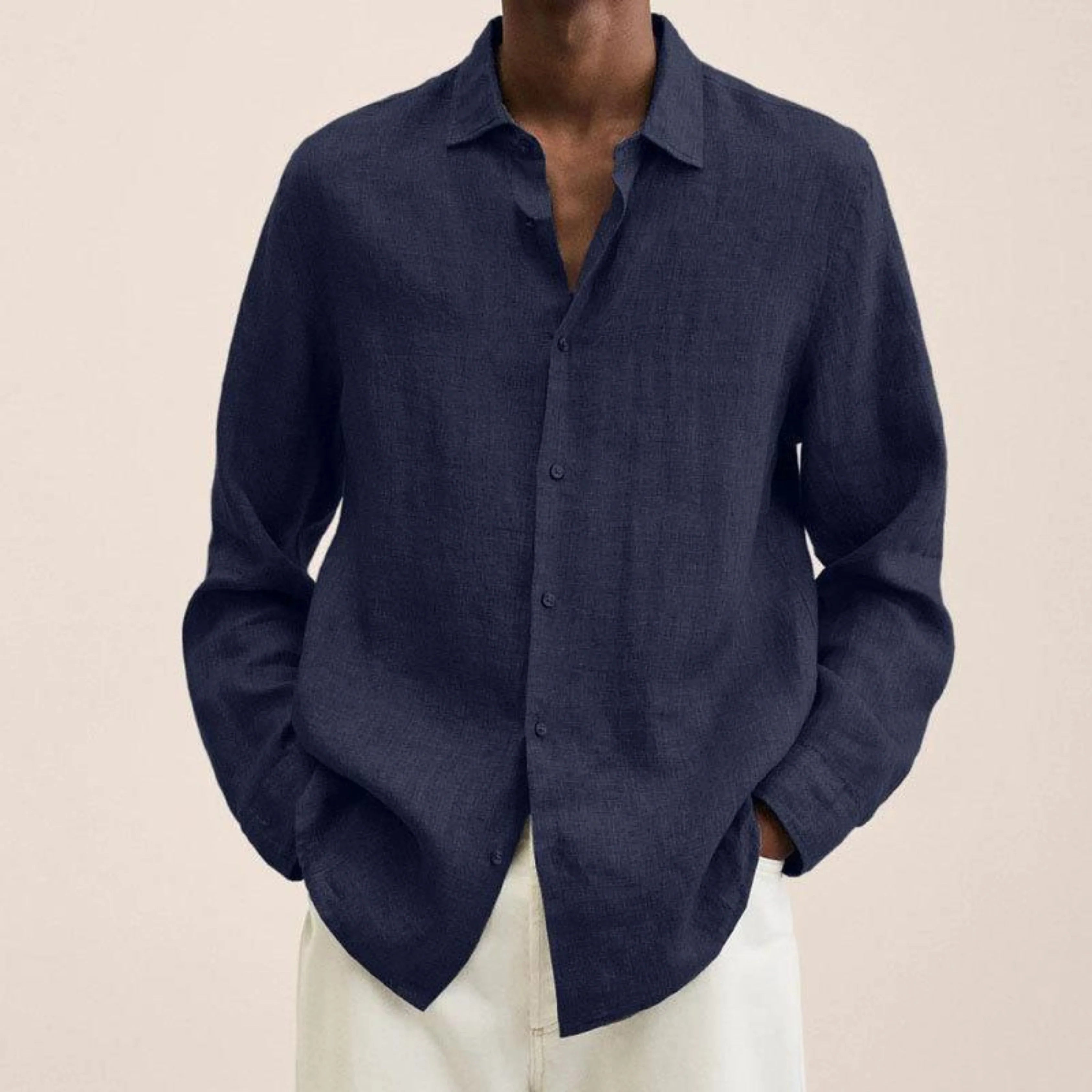 Chemise légère pour homme à coupe classique, tissu aéré et col structuré, adaptée aux tenues décontractées et formelles.