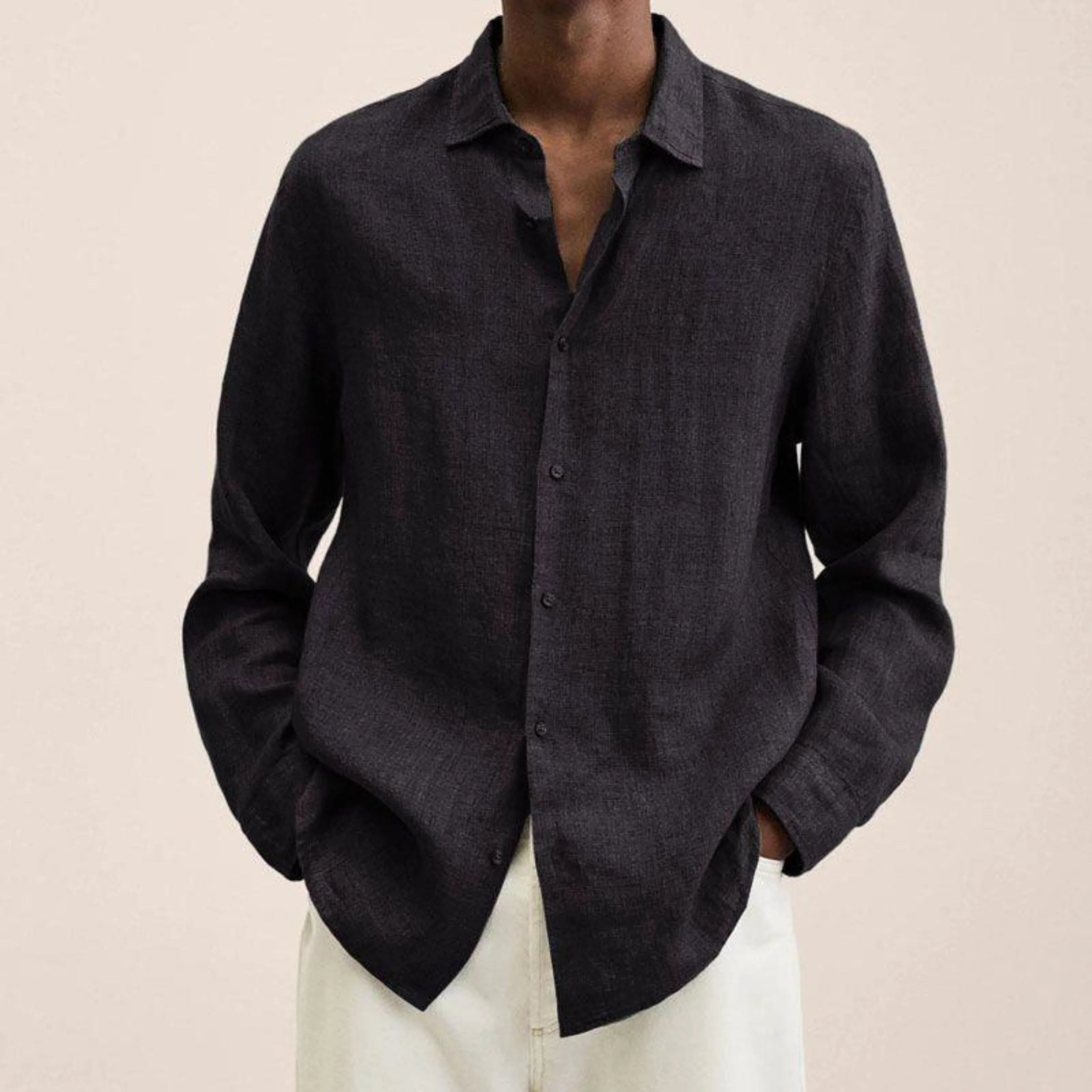 Chemise légère pour homme à coupe classique, tissu aéré et col structuré, adaptée aux tenues décontractées et formelles.