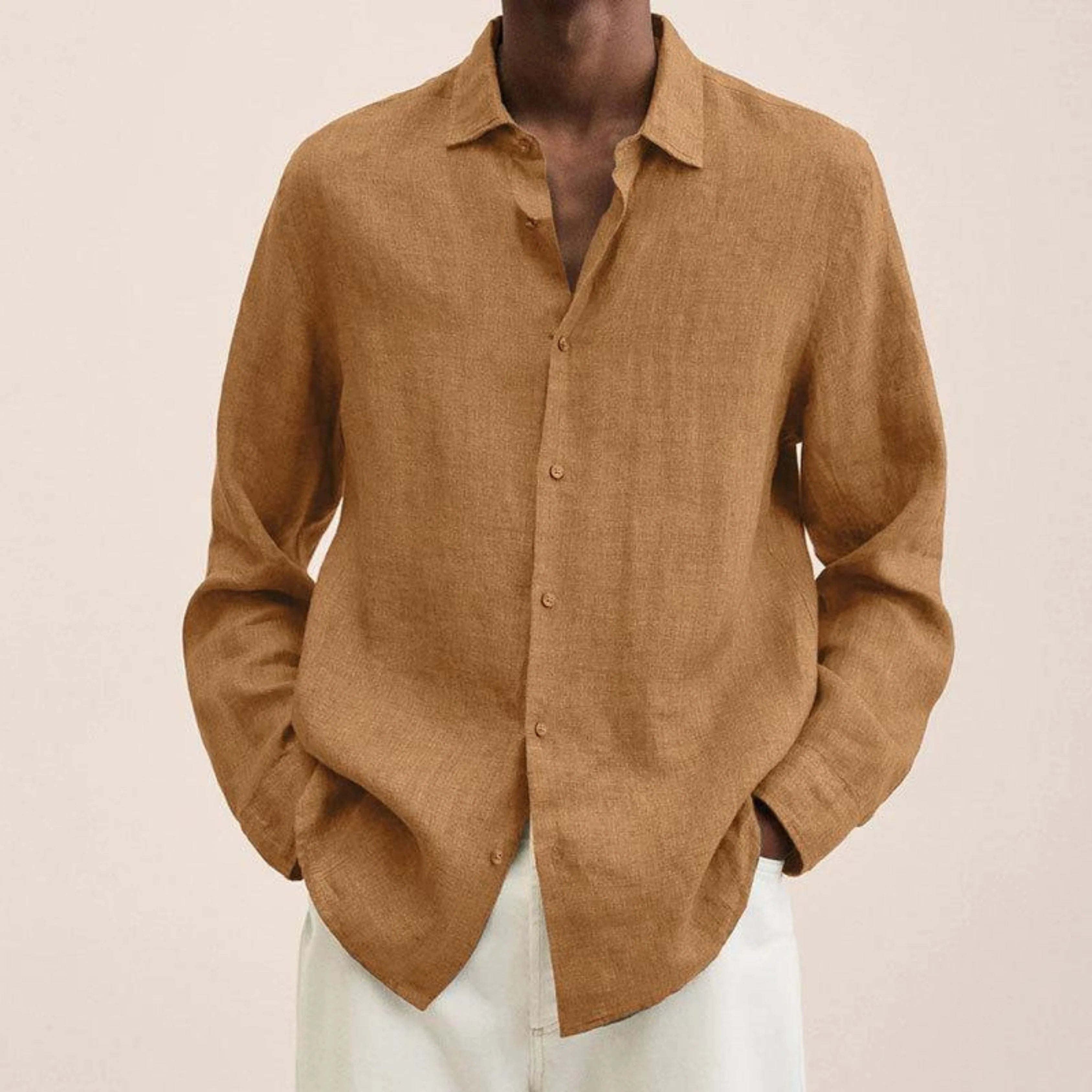Chemise légère pour homme à coupe classique, tissu aéré et col structuré, adaptée aux tenues décontractées et formelles.