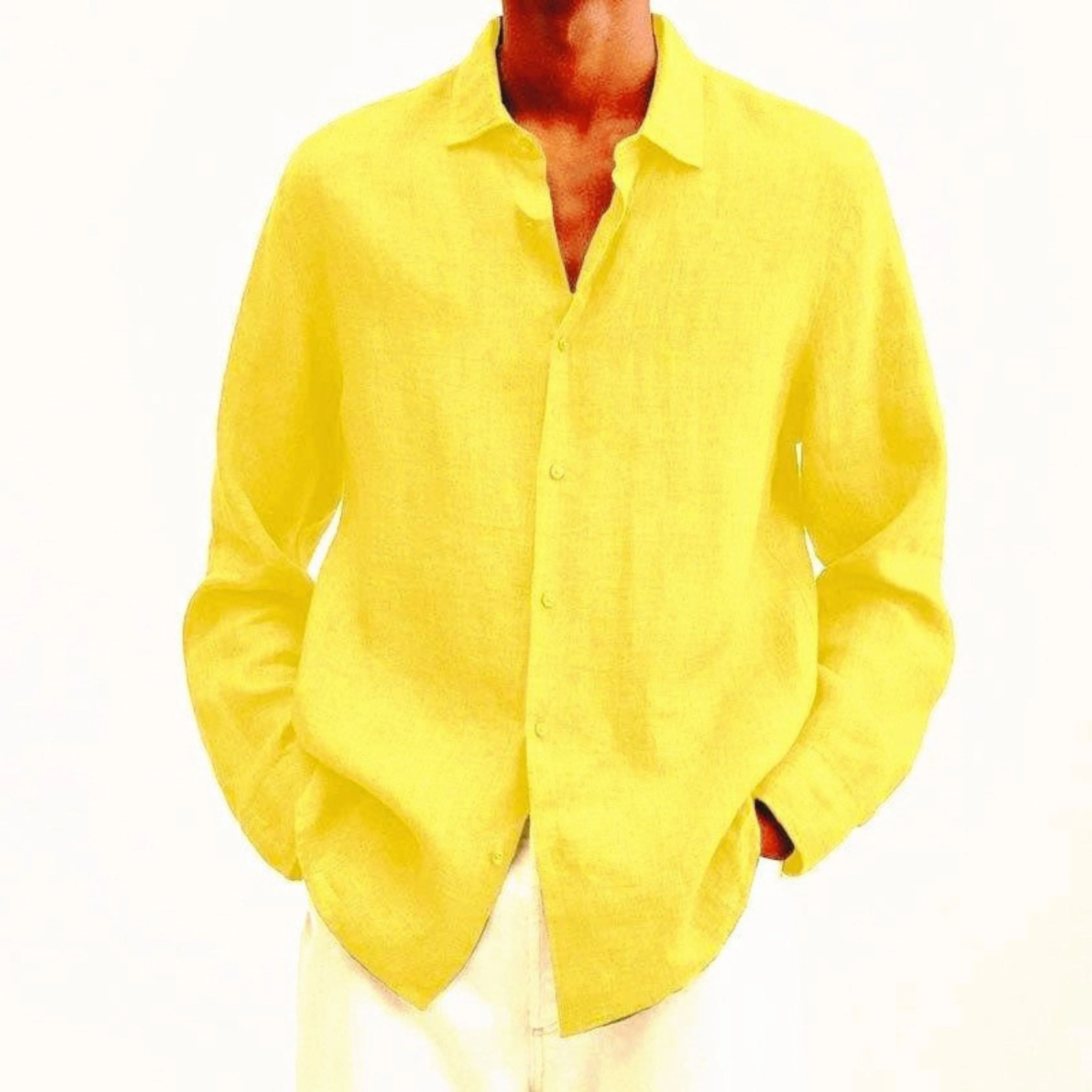 Chemise légère pour homme à coupe classique, tissu aéré et col structuré, adaptée aux tenues décontractées et formelles.
