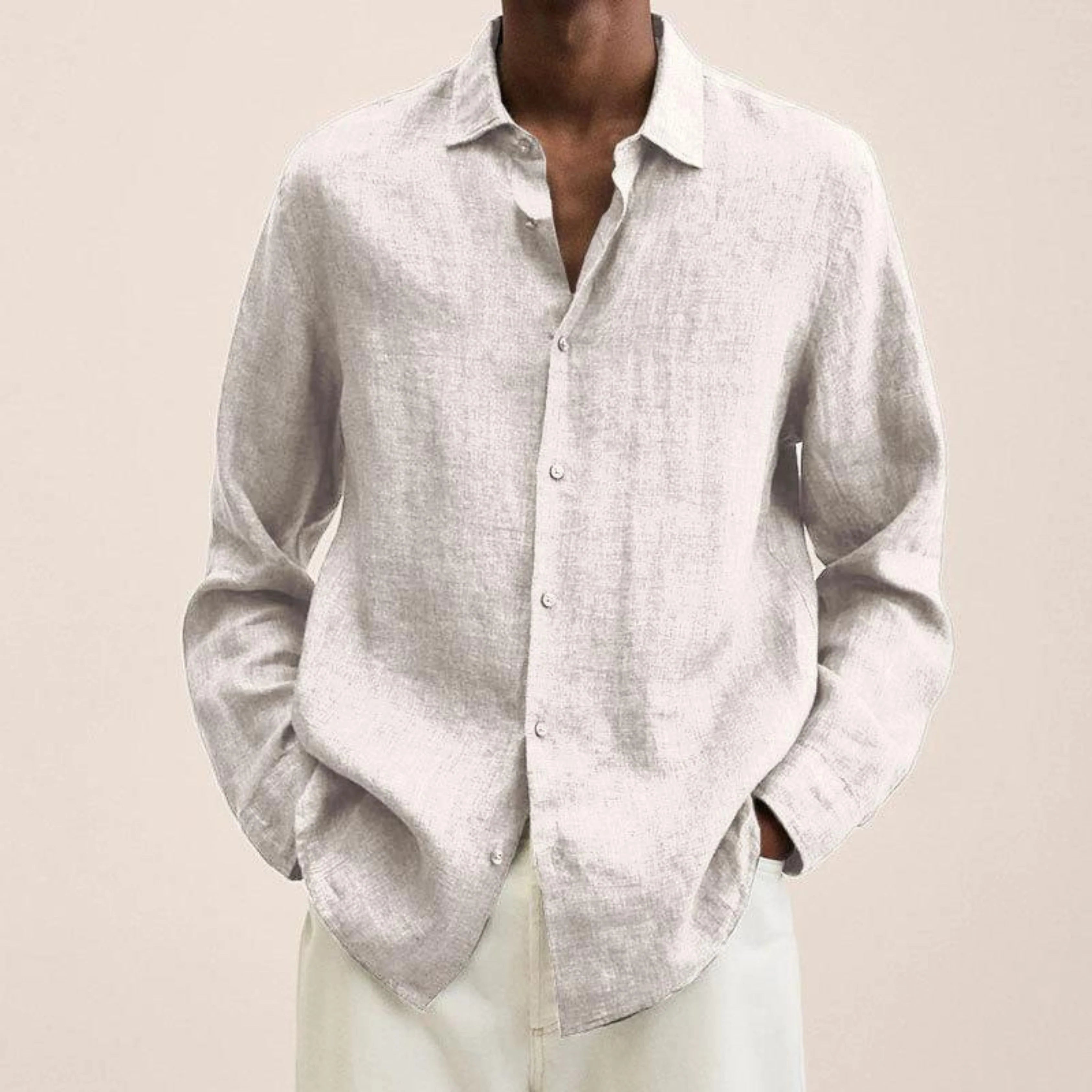 Chemise légère pour homme à coupe classique, tissu aéré et col structuré, adaptée aux tenues décontractées et formelles.