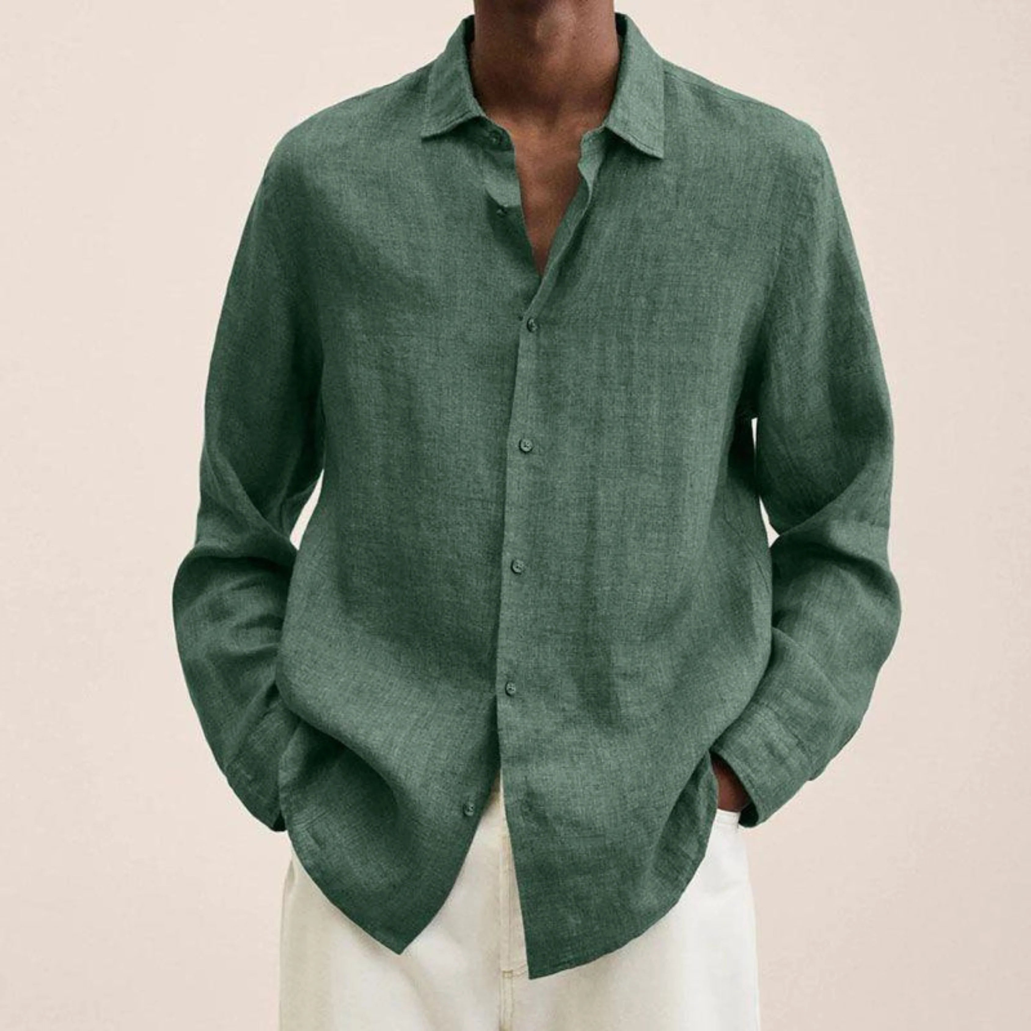 Chemise légère pour homme à coupe classique, tissu aéré et col structuré, adaptée aux tenues décontractées et formelles.