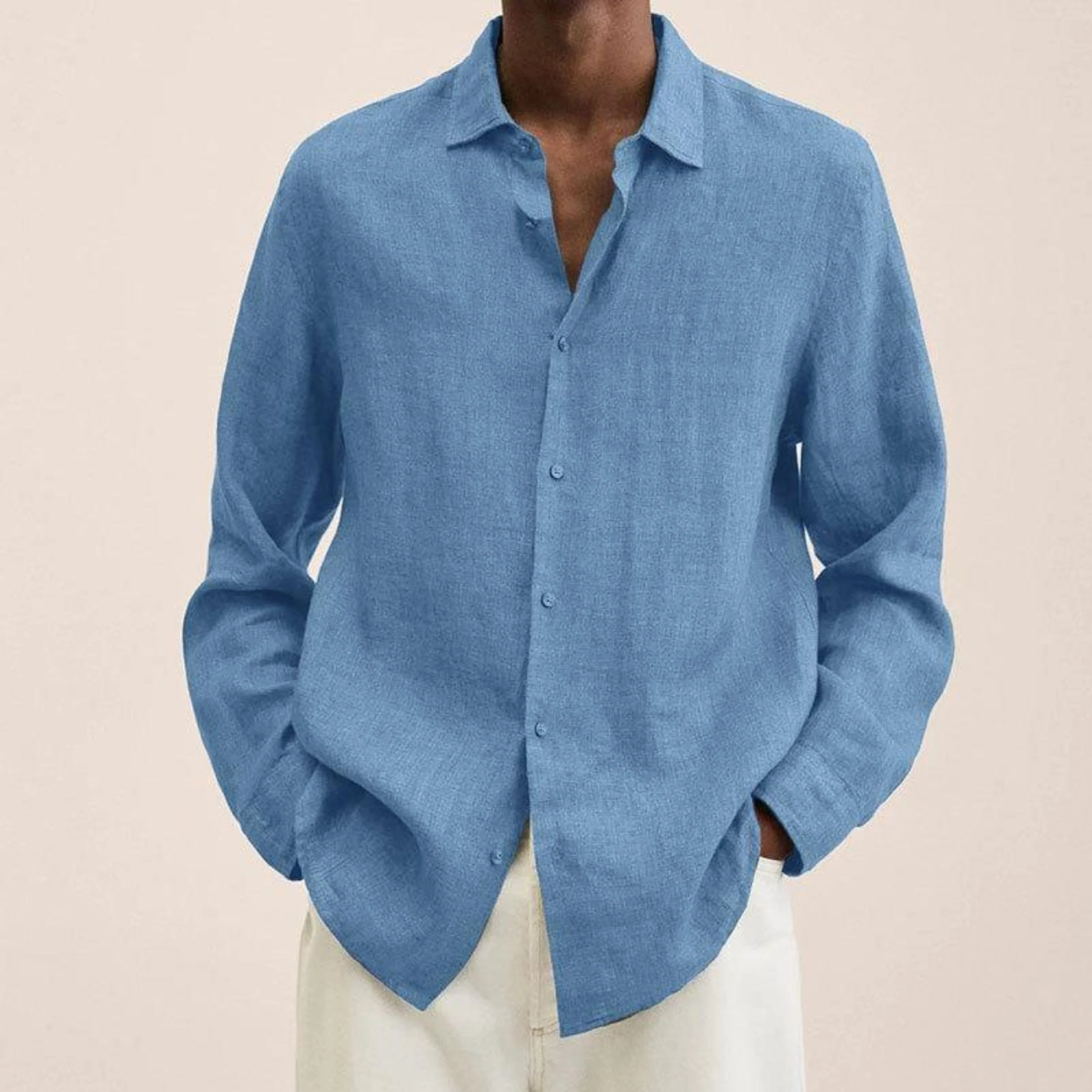 Chemise légère pour homme à coupe classique, tissu aéré et col structuré, adaptée aux tenues décontractées et formelles.
