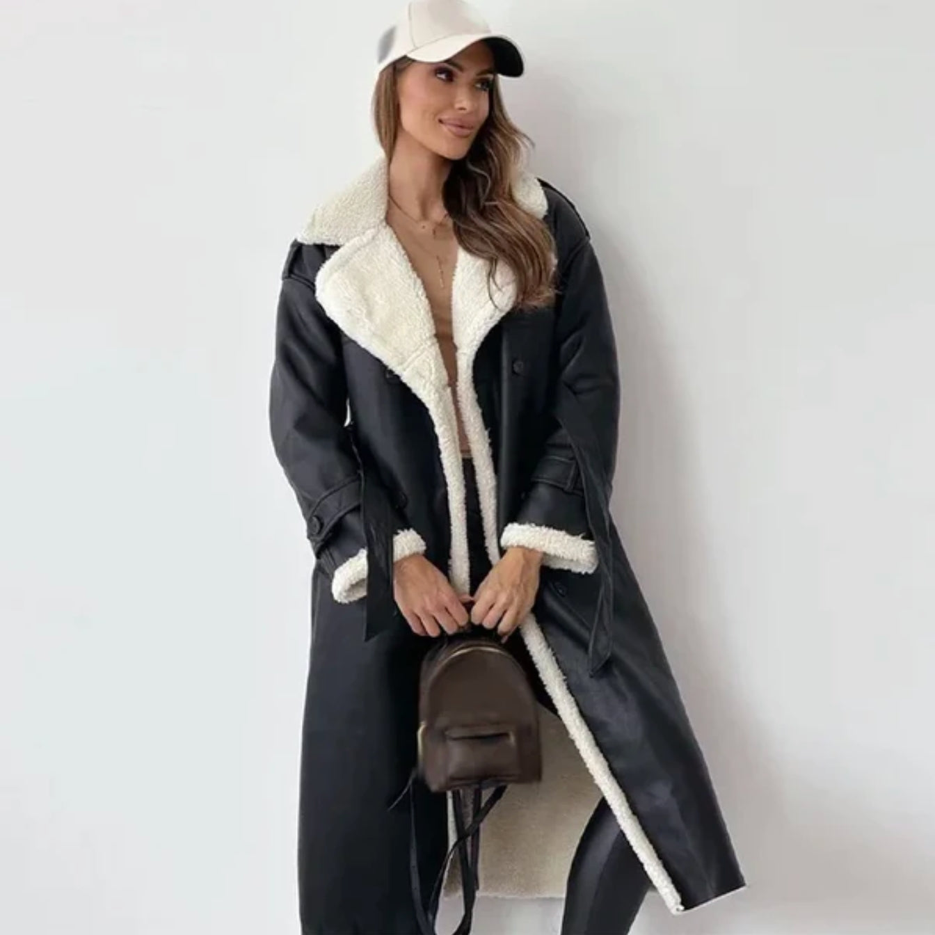 Manteau Cheryl d'hiver long pour femme, coupe élégante et chaleur maintenue adaptée aux tenues raffinées.