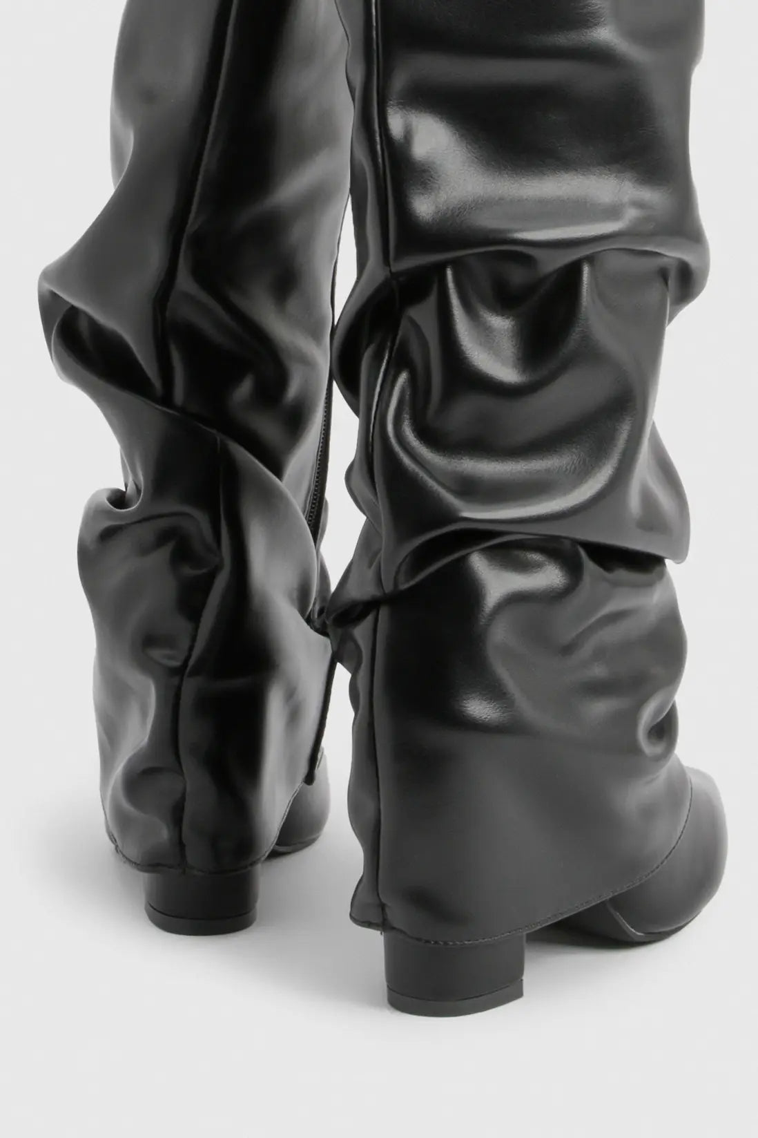 Marzella Slouch Boots detail – close-up plooidesign en hakafwerking, slouch boots trend