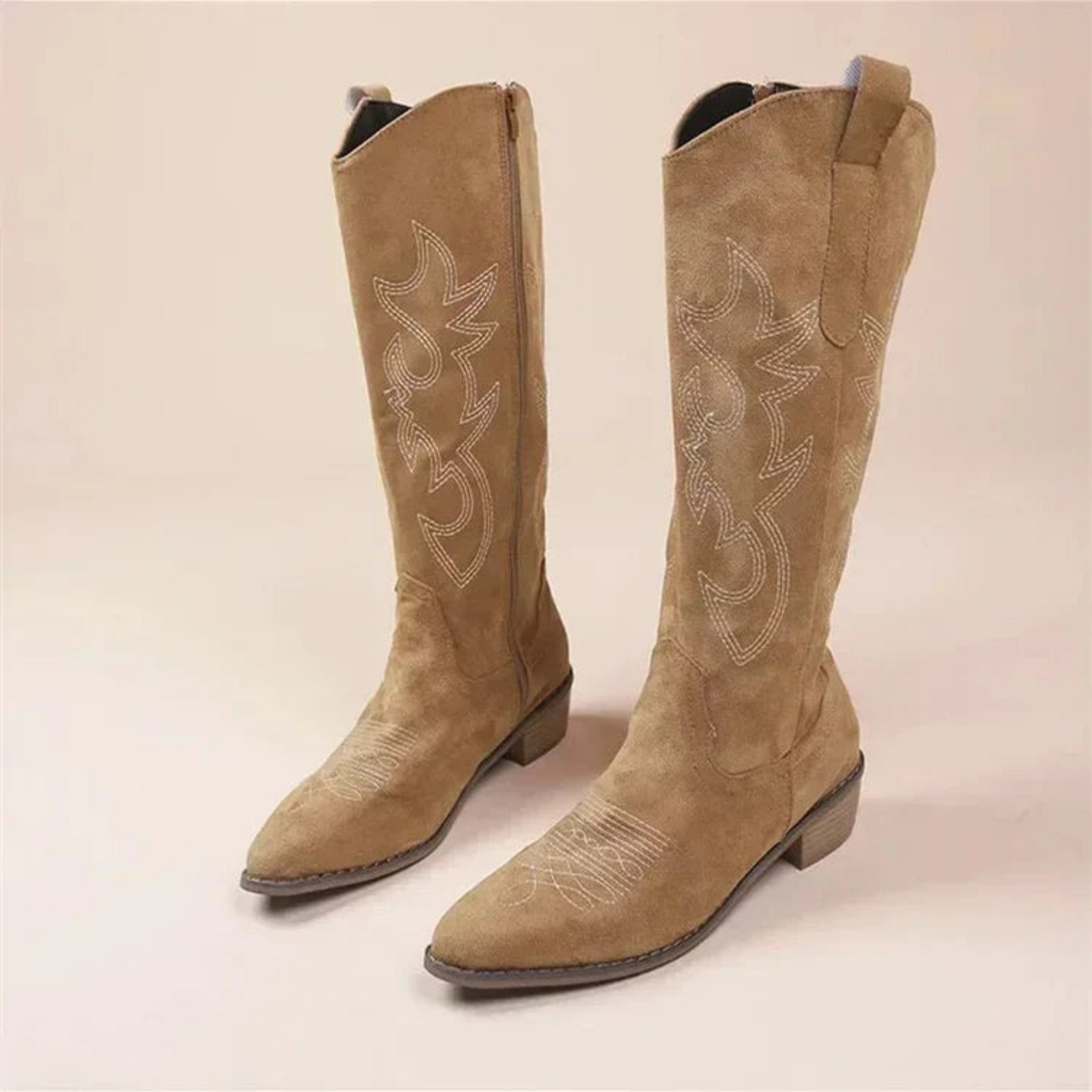 Bottes cowgirl Lucetta pour femme, broderies travaillées et talon bas confortable adapté aux tenues automnales.