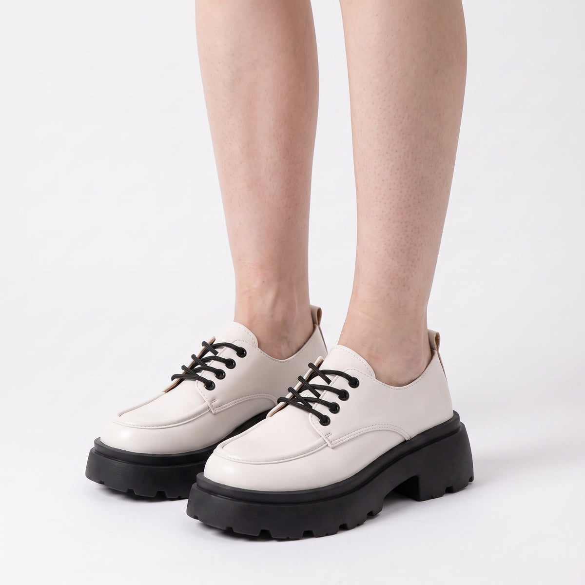 Mocassins plates-formes lacets en cuir, vue de côté