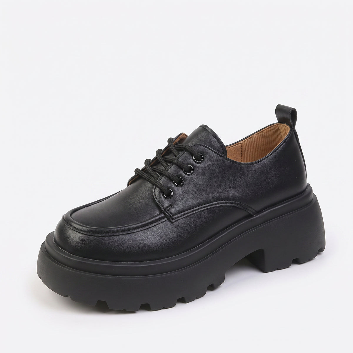 Mocassins plates-formes lacets en cuir, modèle portant les chaussures