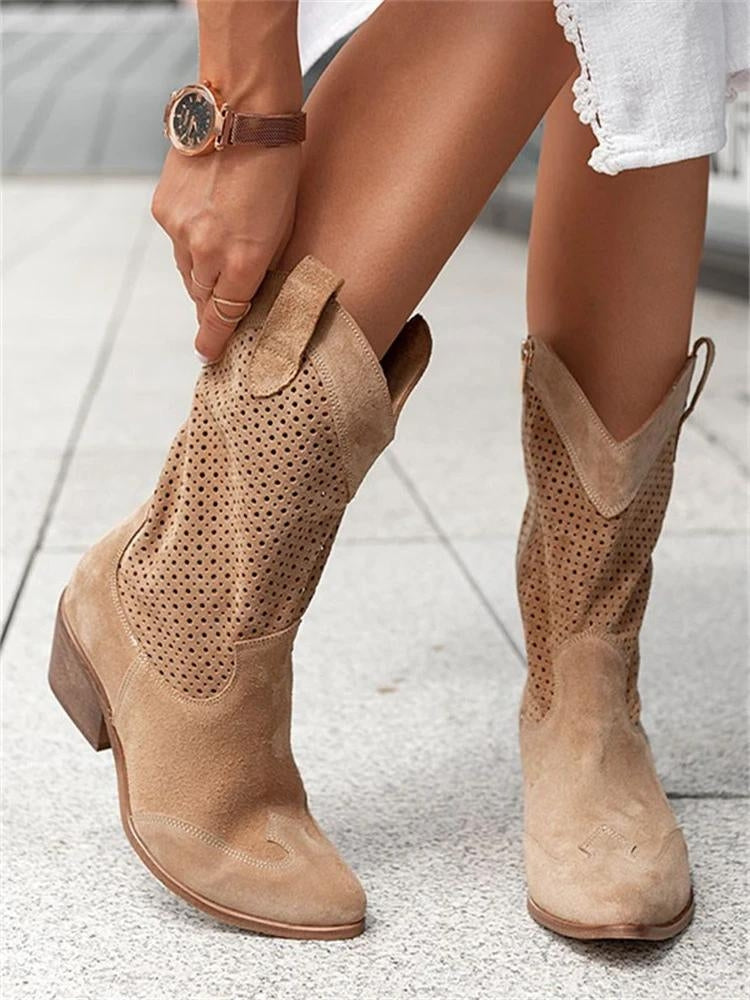 Bottes hautes beiges stylées Lola pour femmes, avec un design tendance inspiré du cow-boy, en daim perforé, un talon confortable et des détails chics, parfaites pour toutes les tenues décontractées ou à la mode.