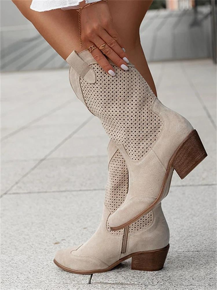 Bottes hautes stylées Lola pour femmes en beige clair avec un design perforé, un talon en bois et des détails inspirés du style cow-boy, offrant à la fois confort et une touche de mode pour toutes les tenues.