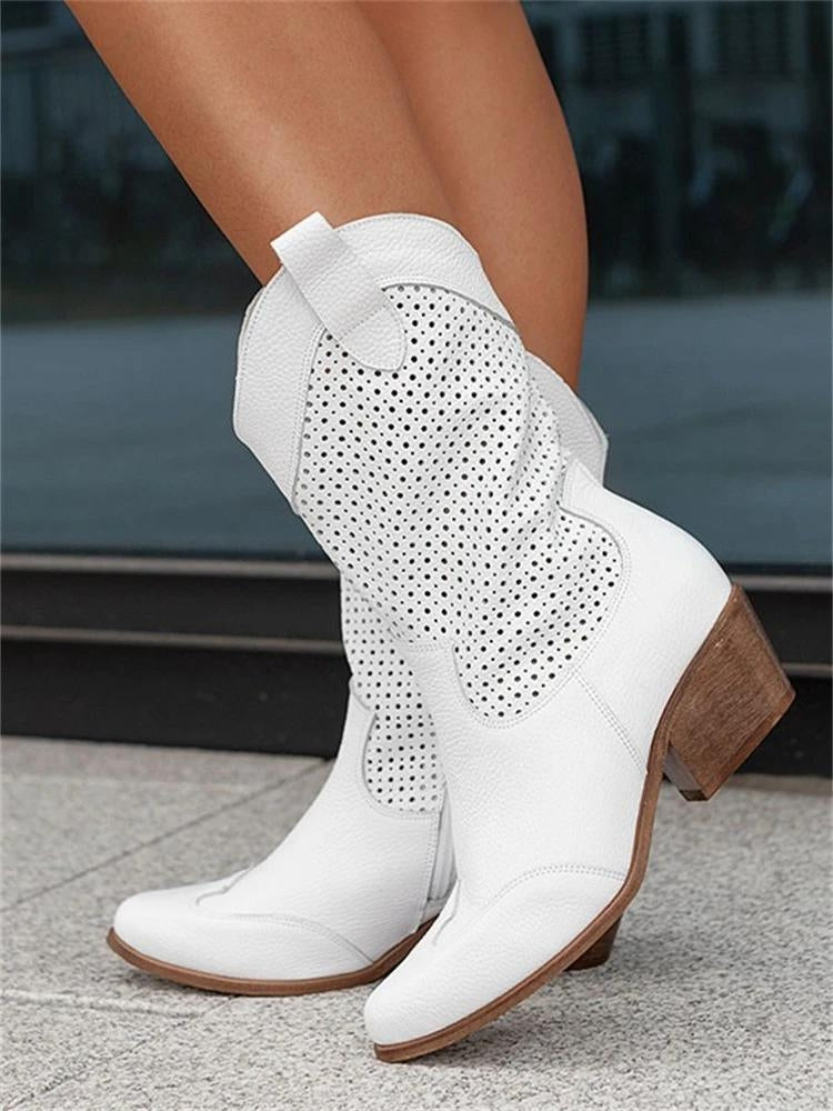 Bottes hautes blanches Lola pour femmes, avec un design perforé, un talon en bois confortable et un look élégant, parfaites pour des tenues à la fois décontractées et tendance.