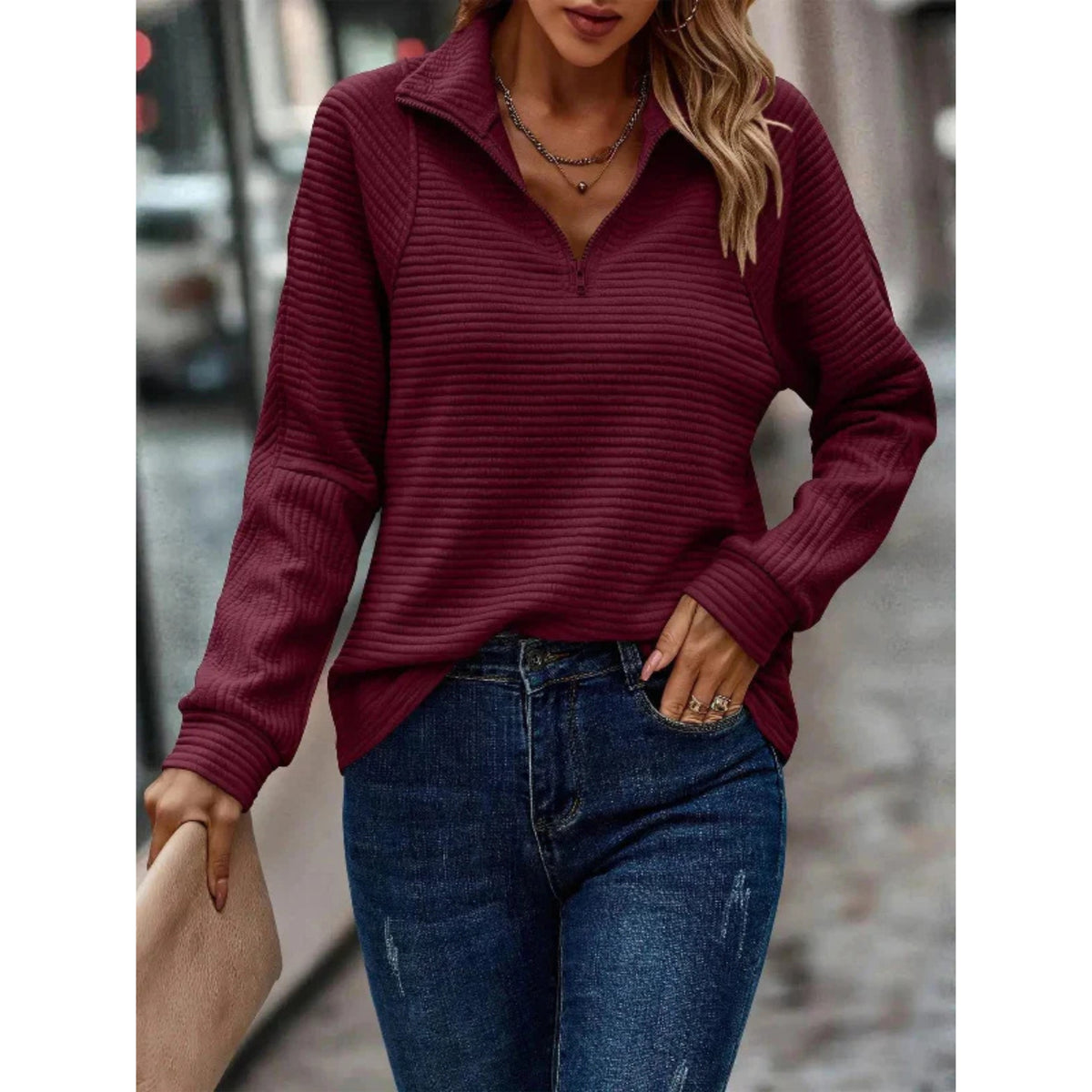 Pull Orietta pour femme, col zippé et manches longues adaptés aux journées fraîches.